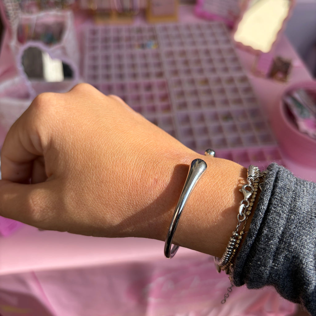 Bracciale rigido abbraccio in 2 colori