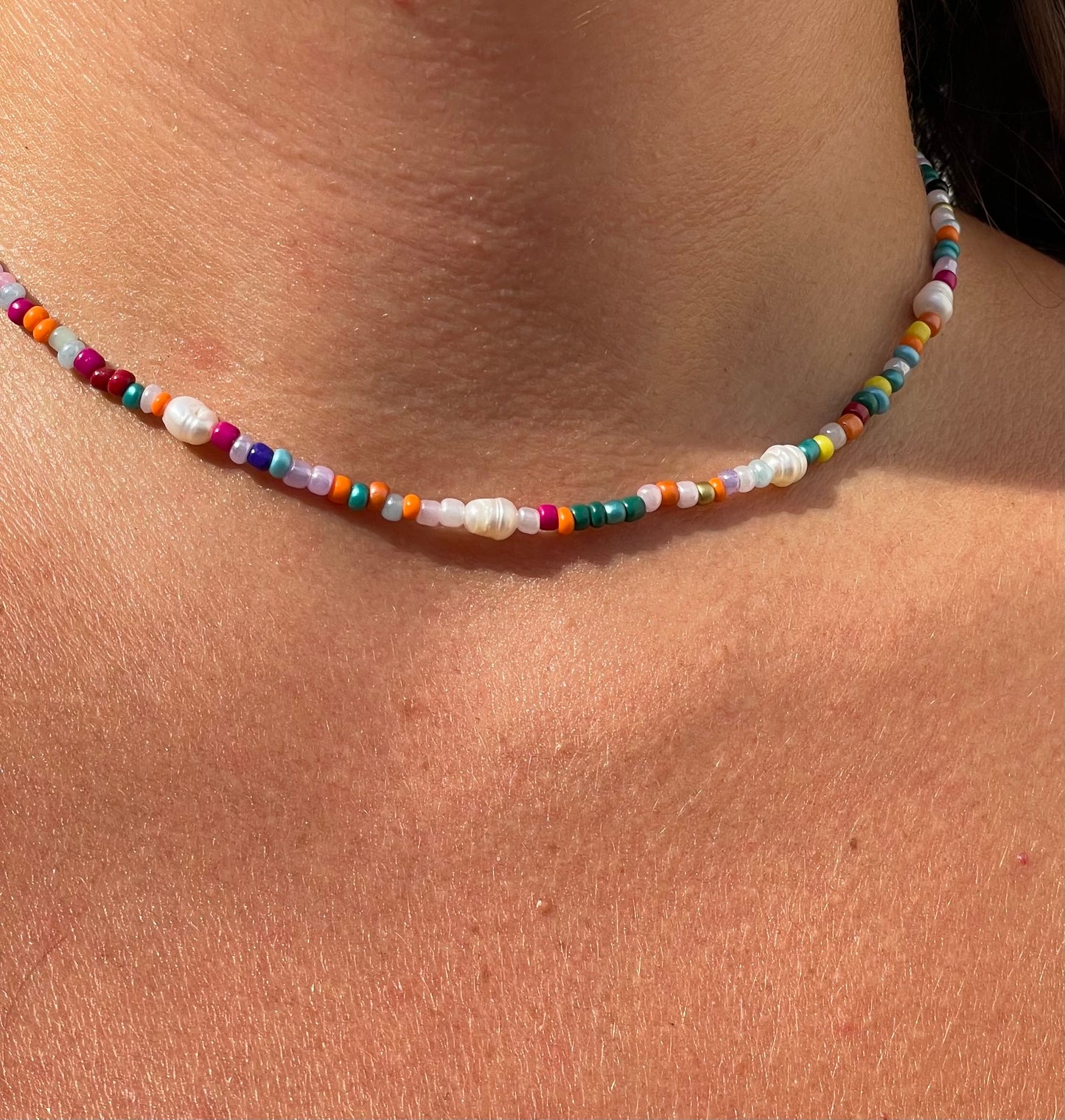 Collana con perle e perline colorate