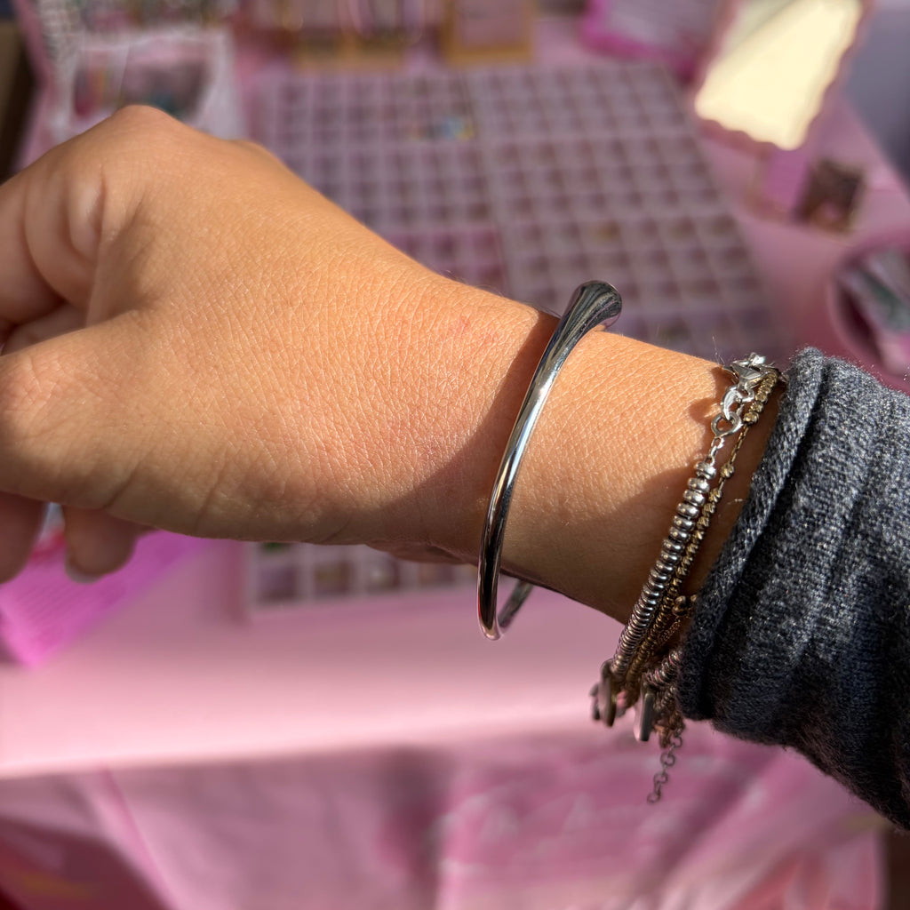 Bracciale rigido abbraccio in 2 colori