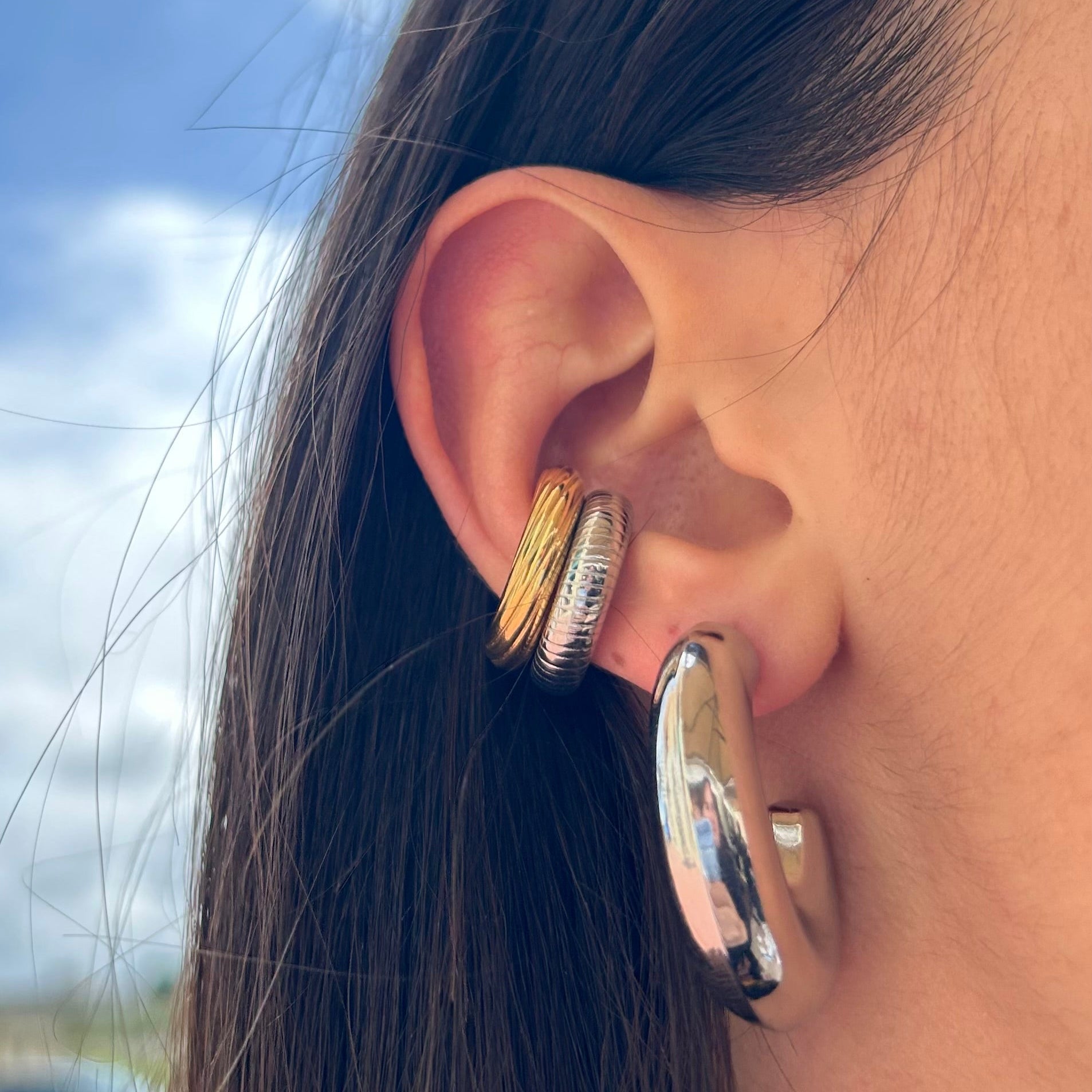 Ear cuff ondeggiante piccolo in 2 colori