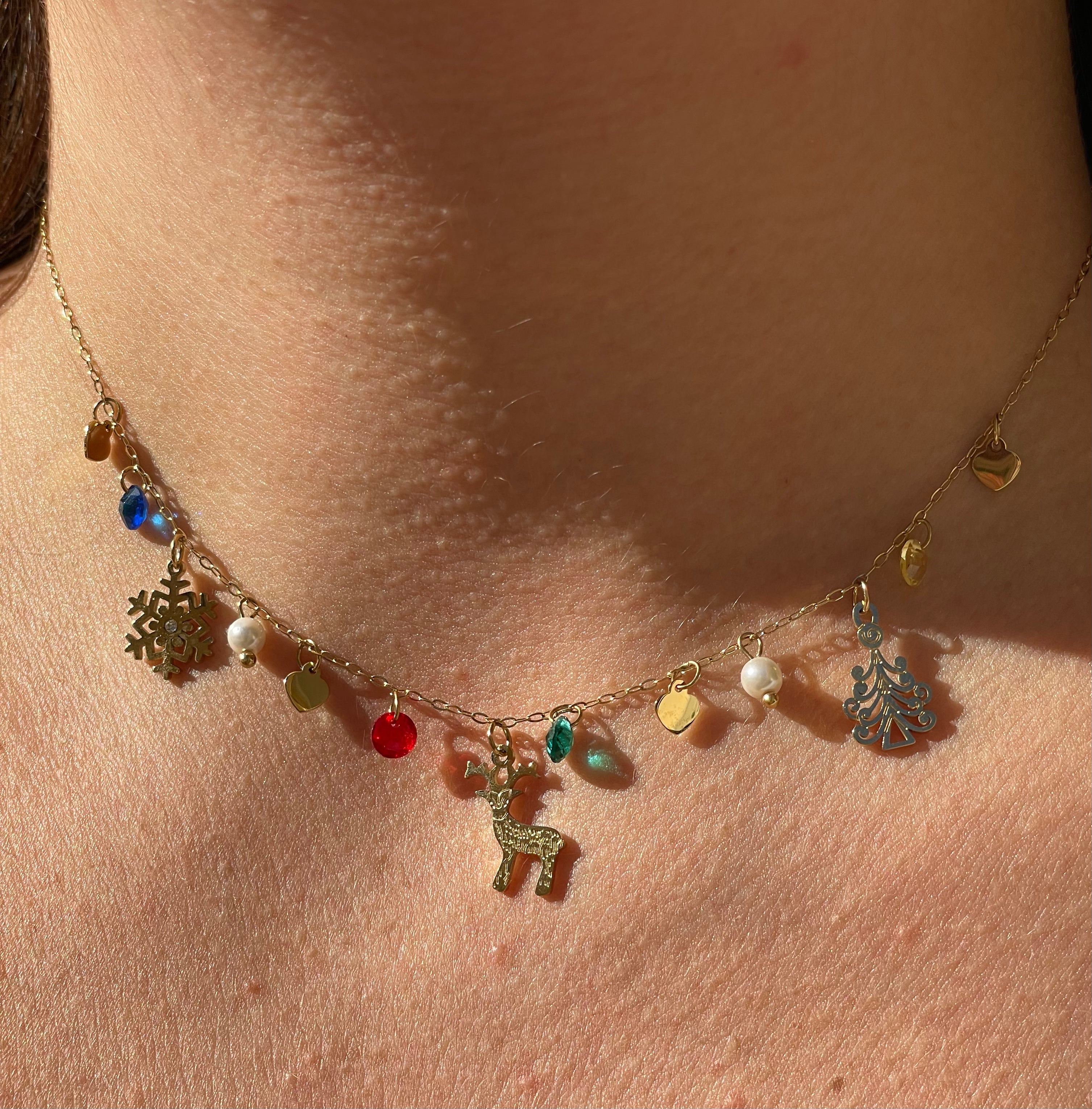 Collana con perle, cuori, zirconi, renna, fiocco e albero di Natale