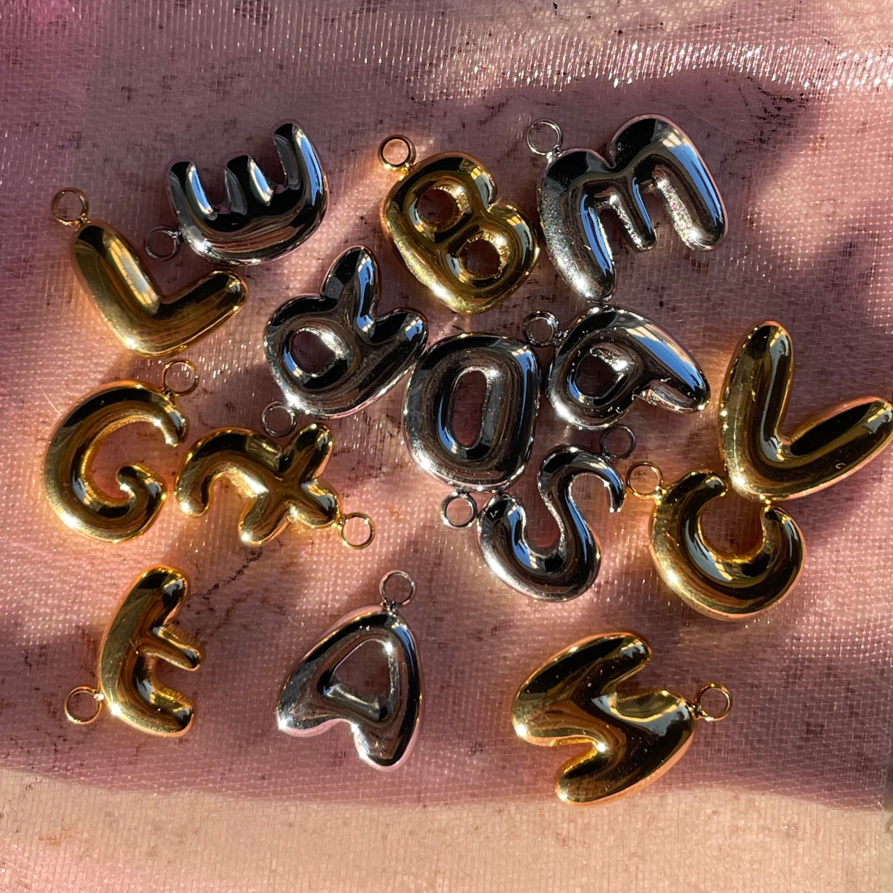 Charm letterina a palloncino piccola in 2 colori