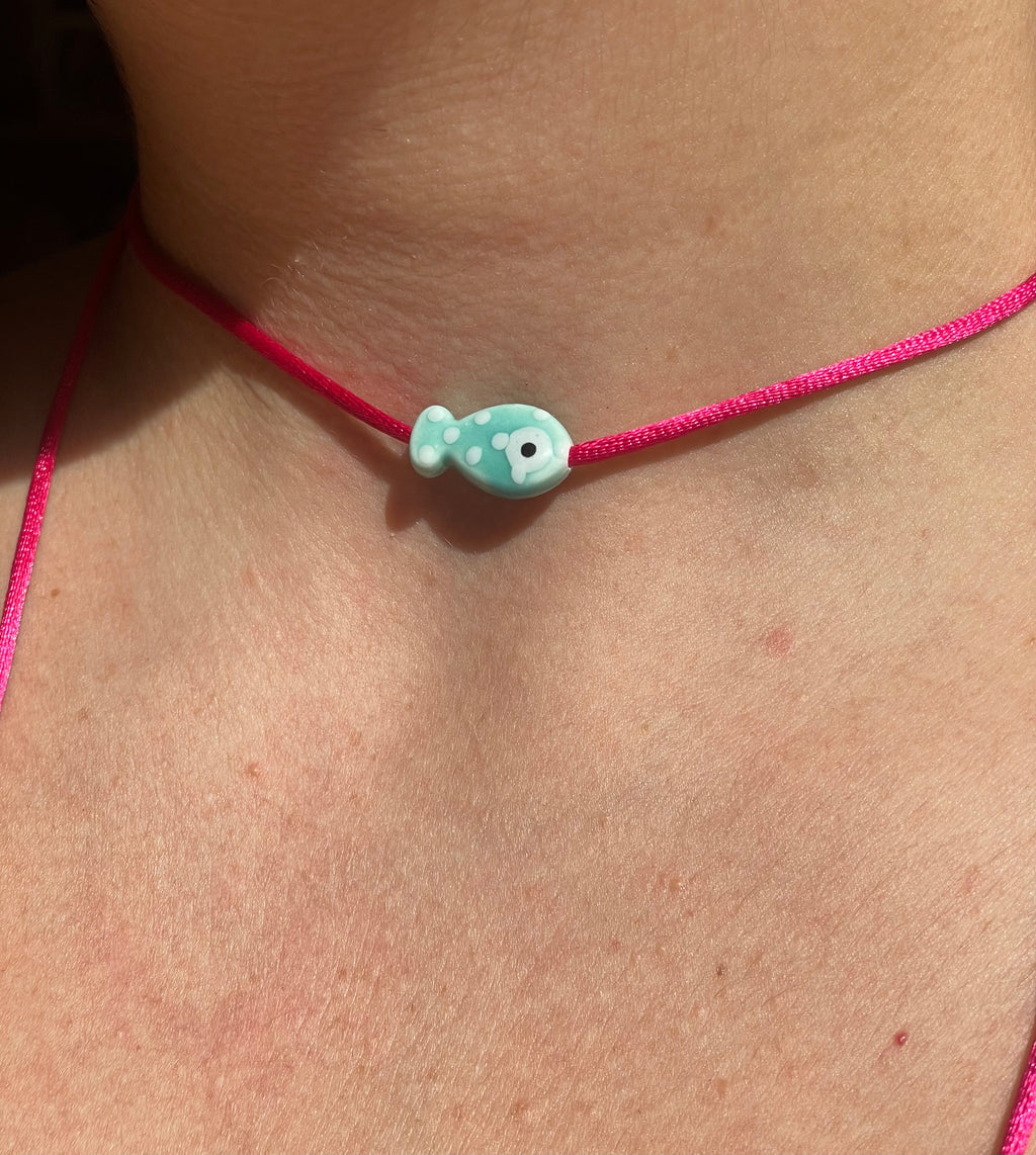 Collana con pesce a pois in 8 colori