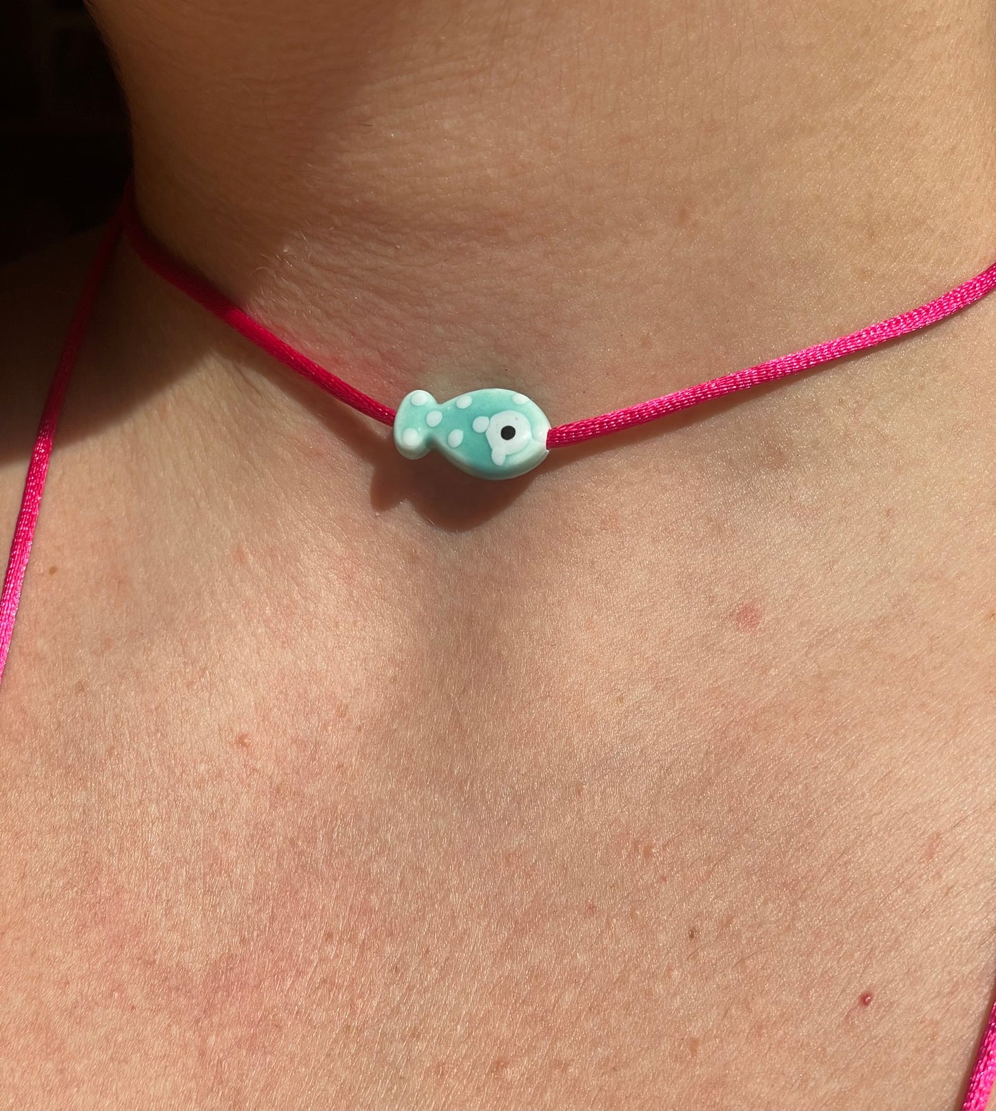 Collana con pesce a pois in 8 colori