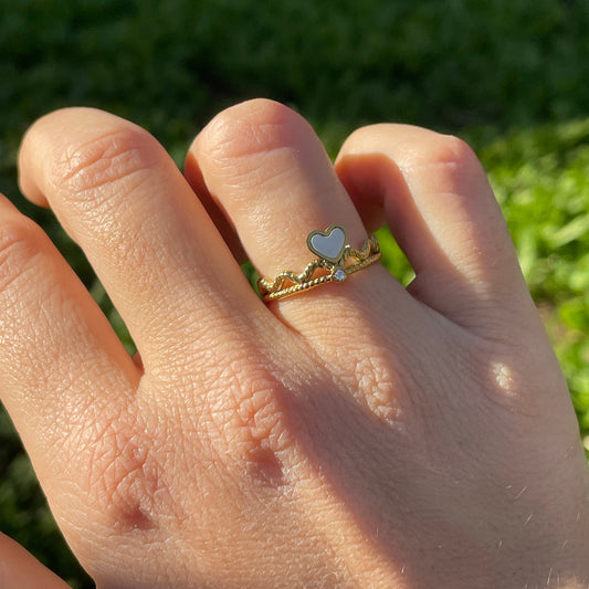 Anello ondulato e cuore perlato