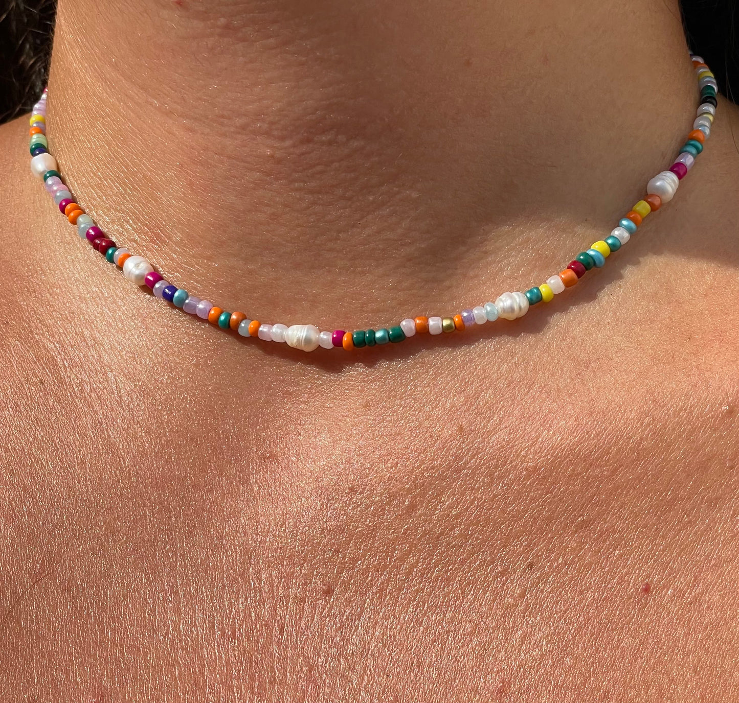Collana con perle e perline colorate
