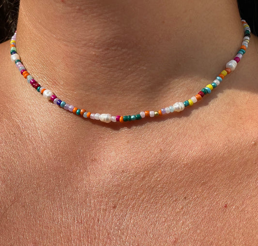 Collana con perle e perline colorate