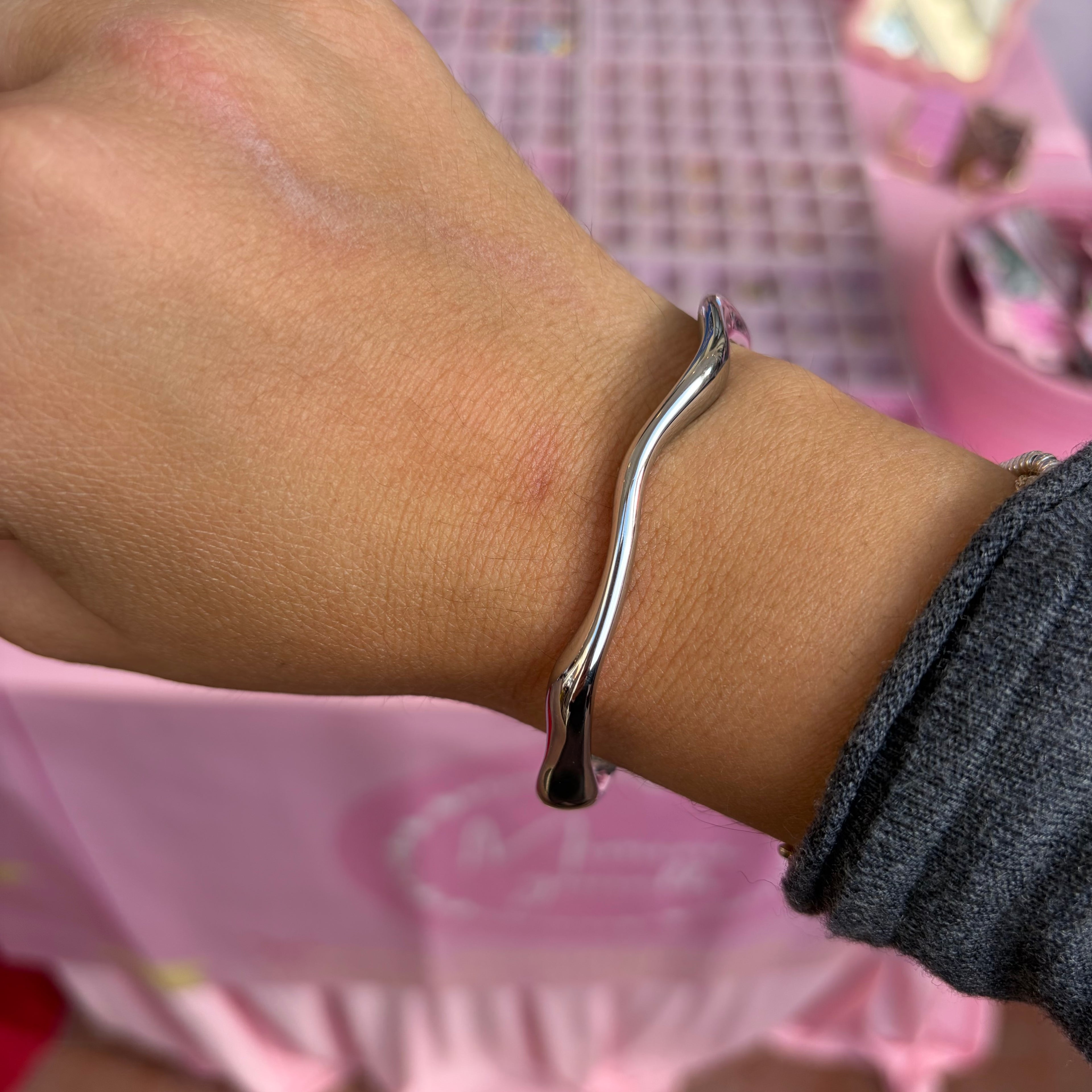 Bracciale rigido line in 2 colori