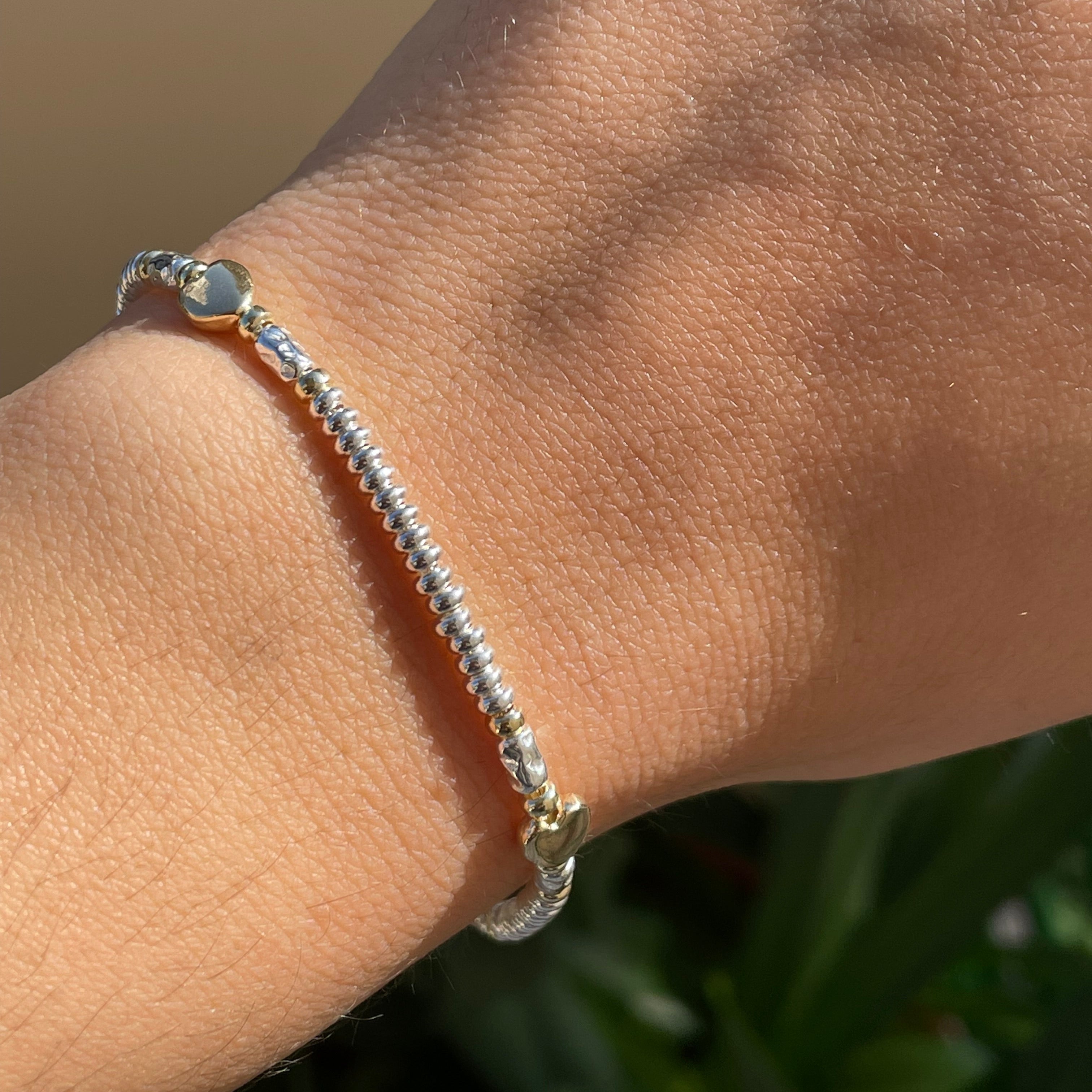 Bracciale con cuori dorati