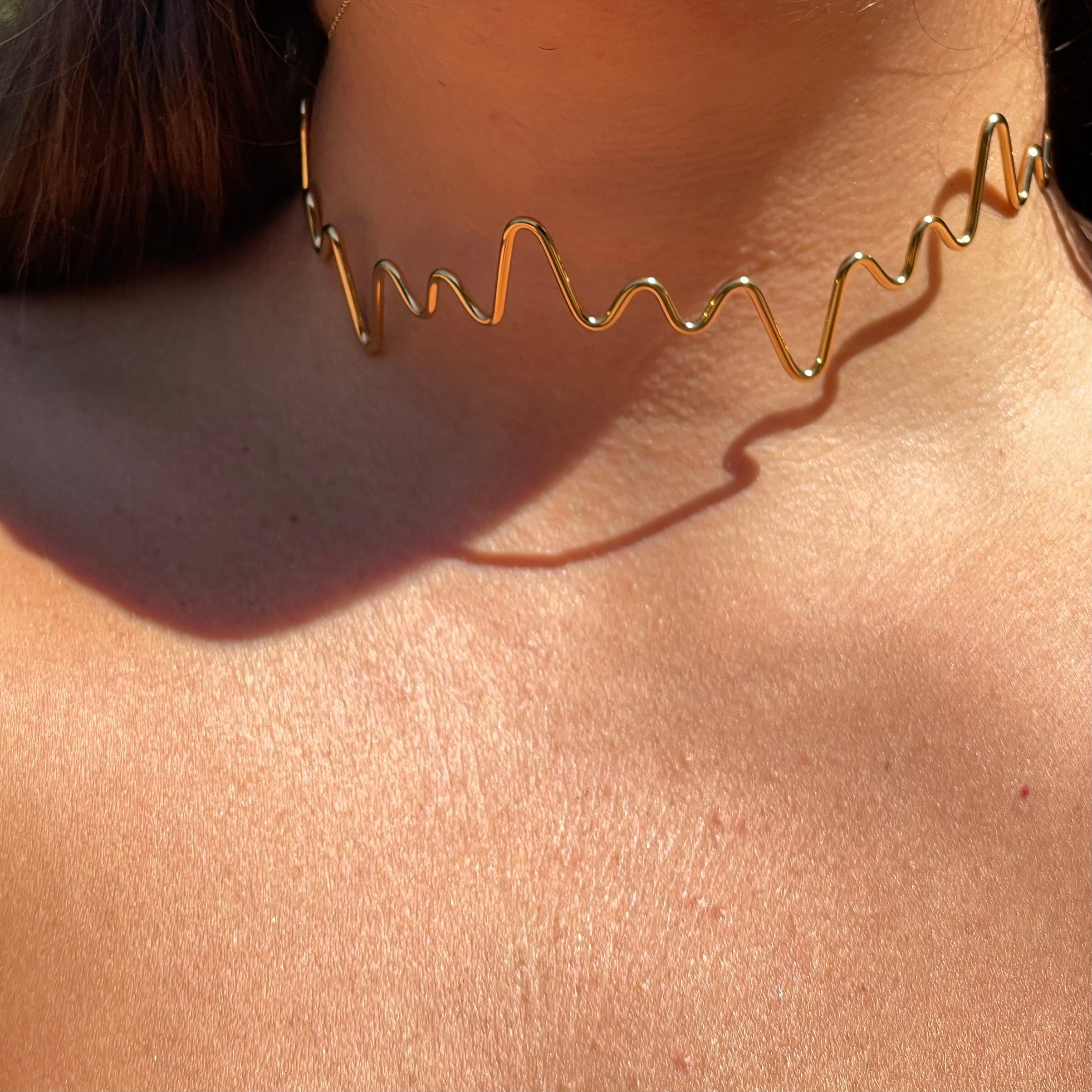 Collana rigida zig zag in 2 colori