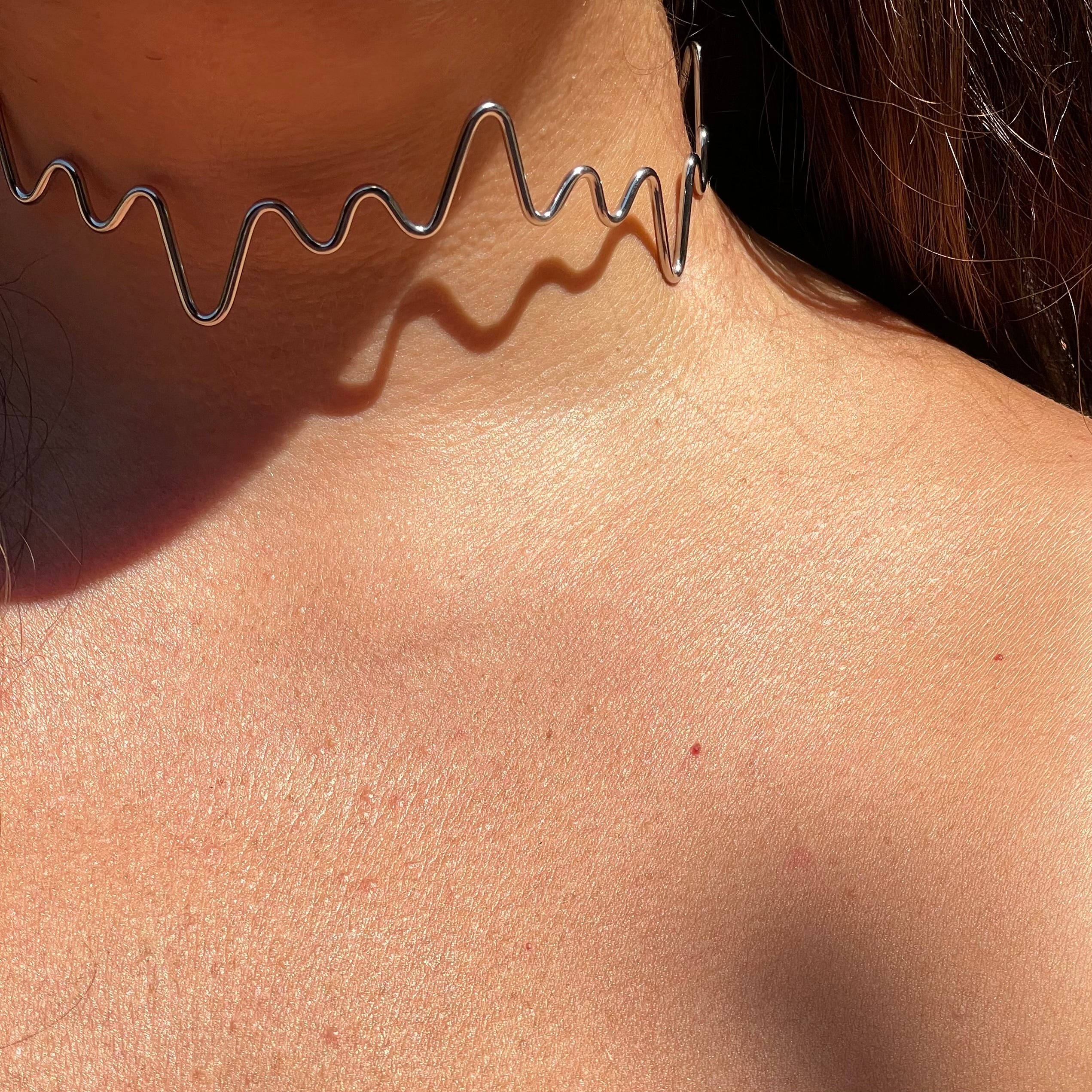 Collana rigida zig zag in 2 colori