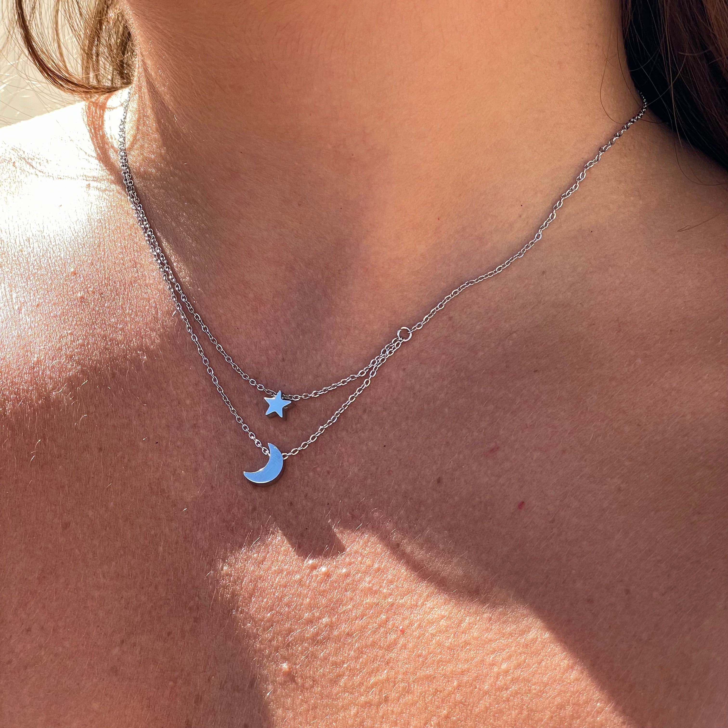 Collana a doppio giro con stella e luna in 2 colori