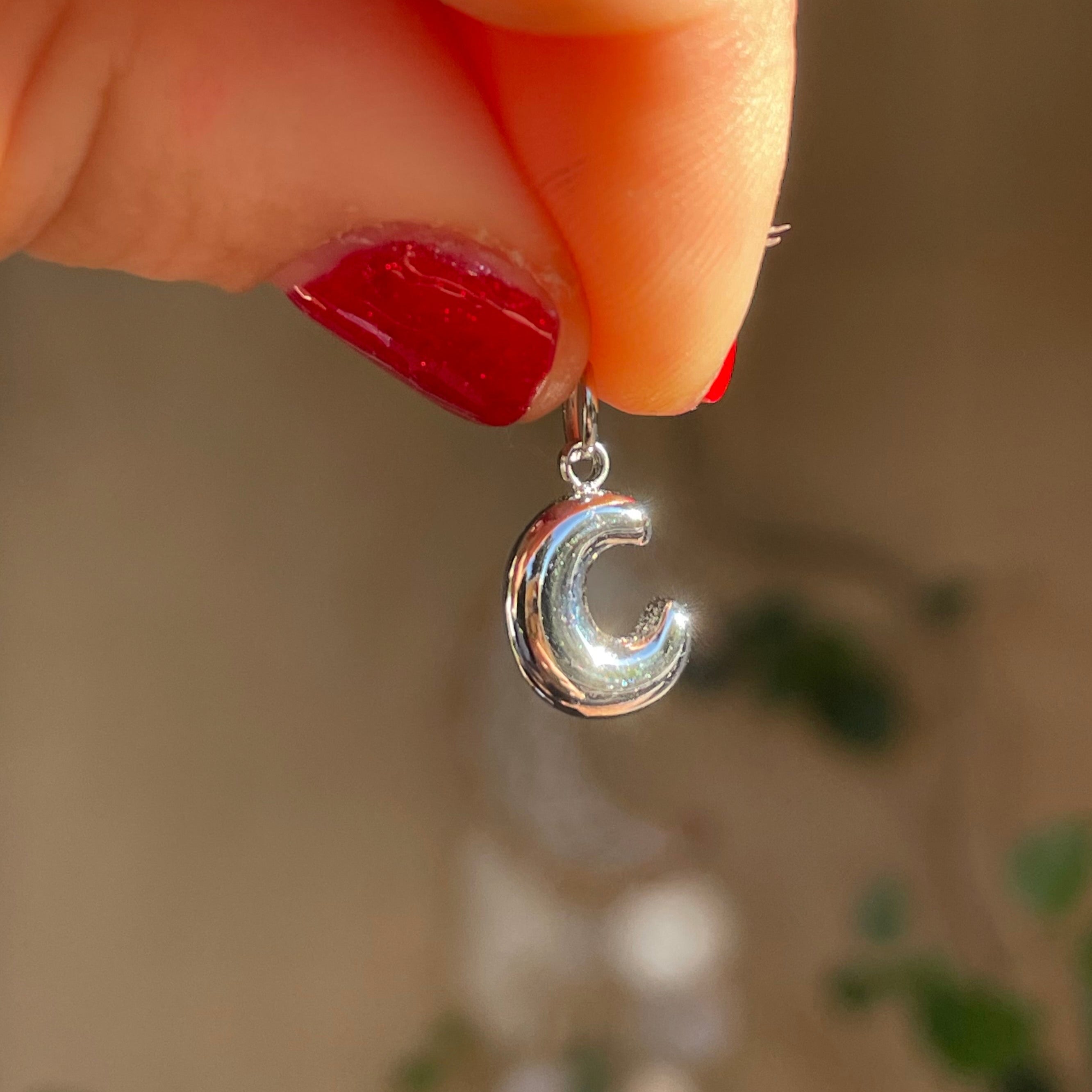 Charm letterina a palloncino piccola in 2 colori