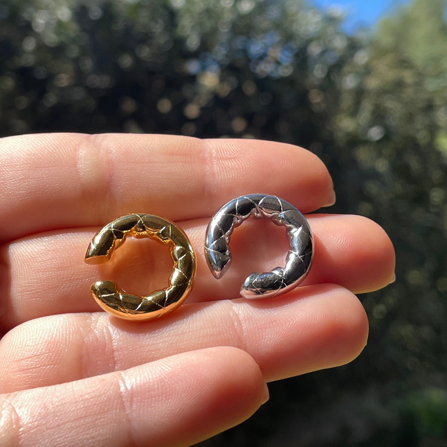 Ear cuff bombato rigato piccolo in 2 colori