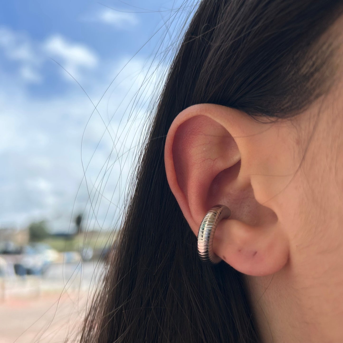 Ear cuff rigato piccolo in 2 colori