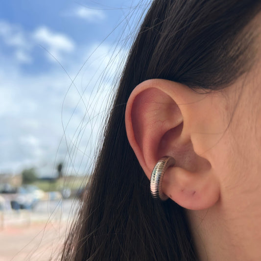 Ear cuff rigato piccolo in 2 colori