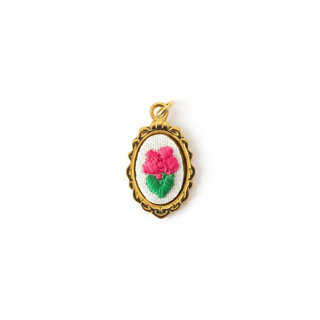 Charm fiorellino rosa a uncinetto