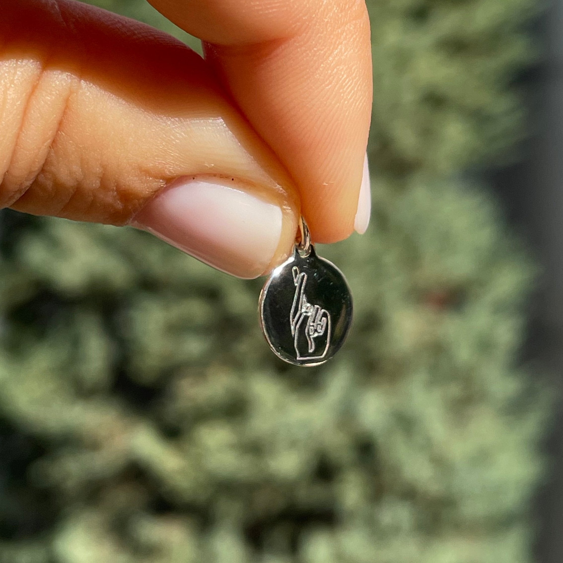 Charm Dita incrociate di Buona Fortuna