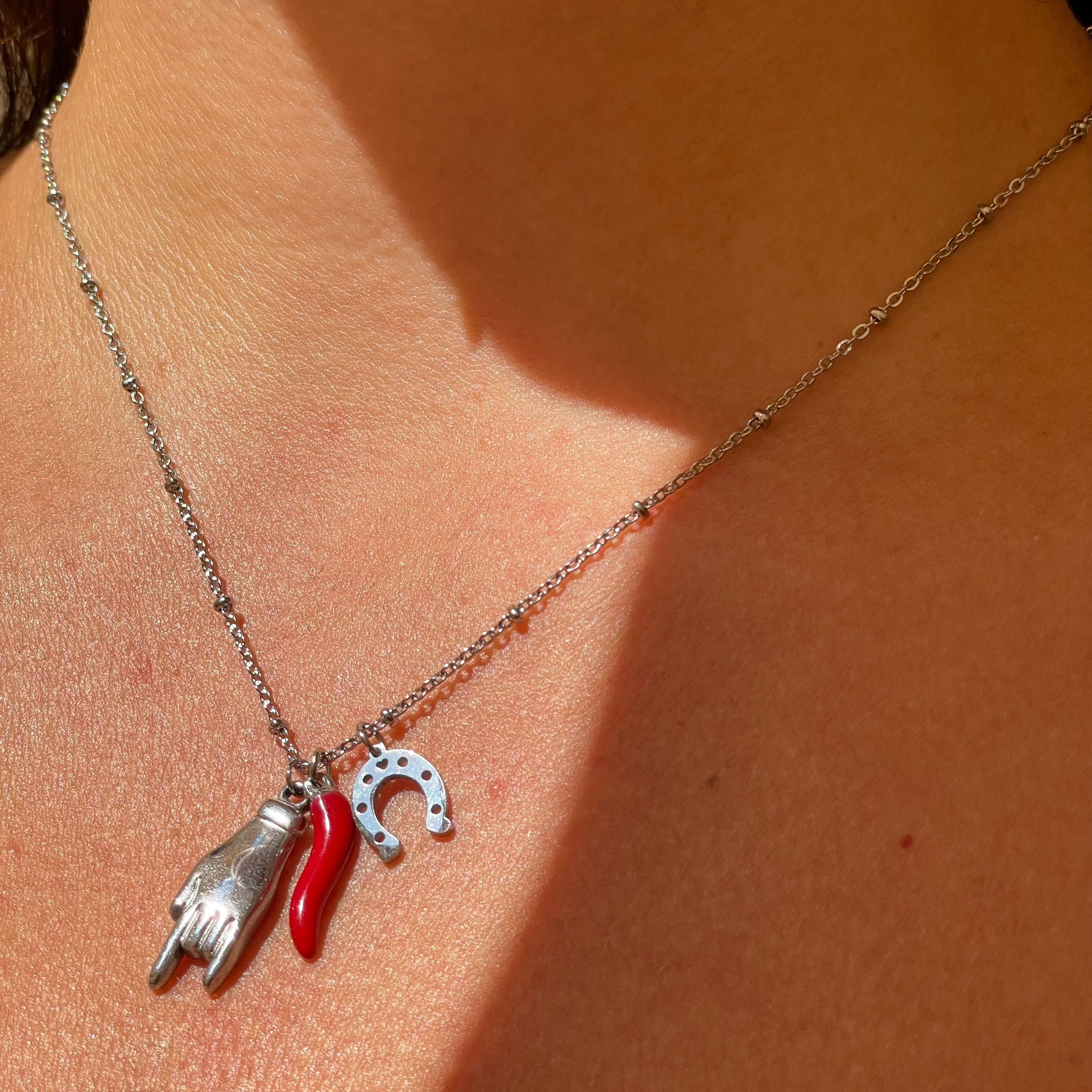 Collana portafortuna con corno, ferro di cavallo e corna in 2 colori