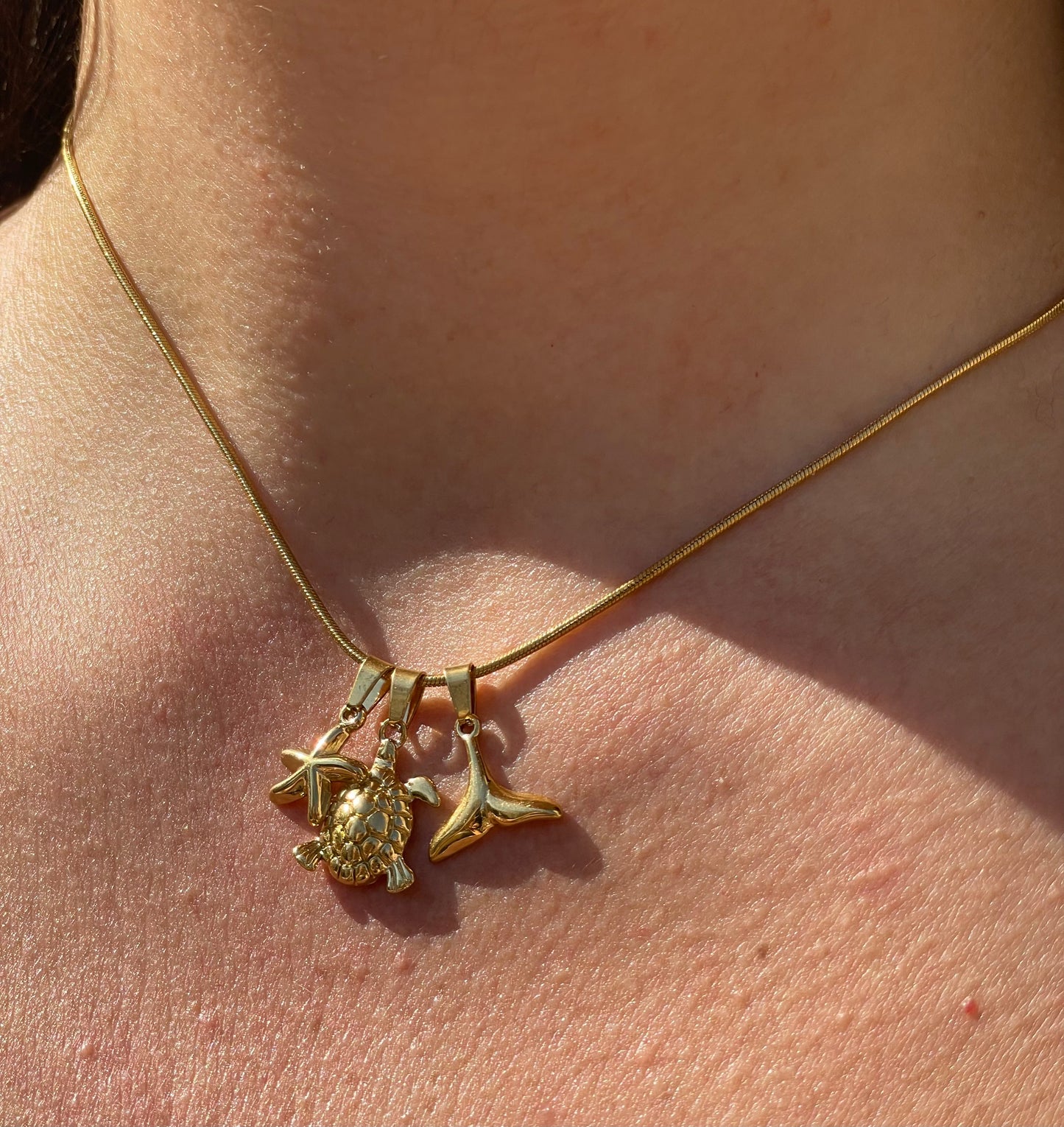 Collana con tartaruga, coda di balena e stella marina in 2 colori
