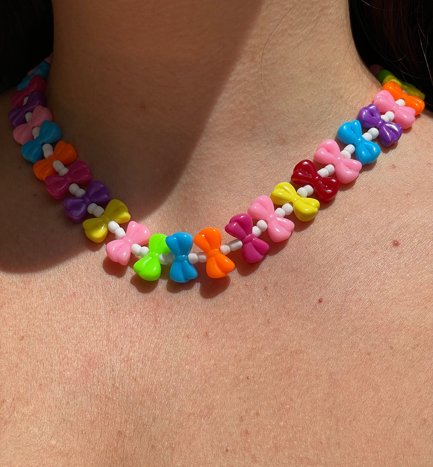 Collana con fiocchi colorati e perline
