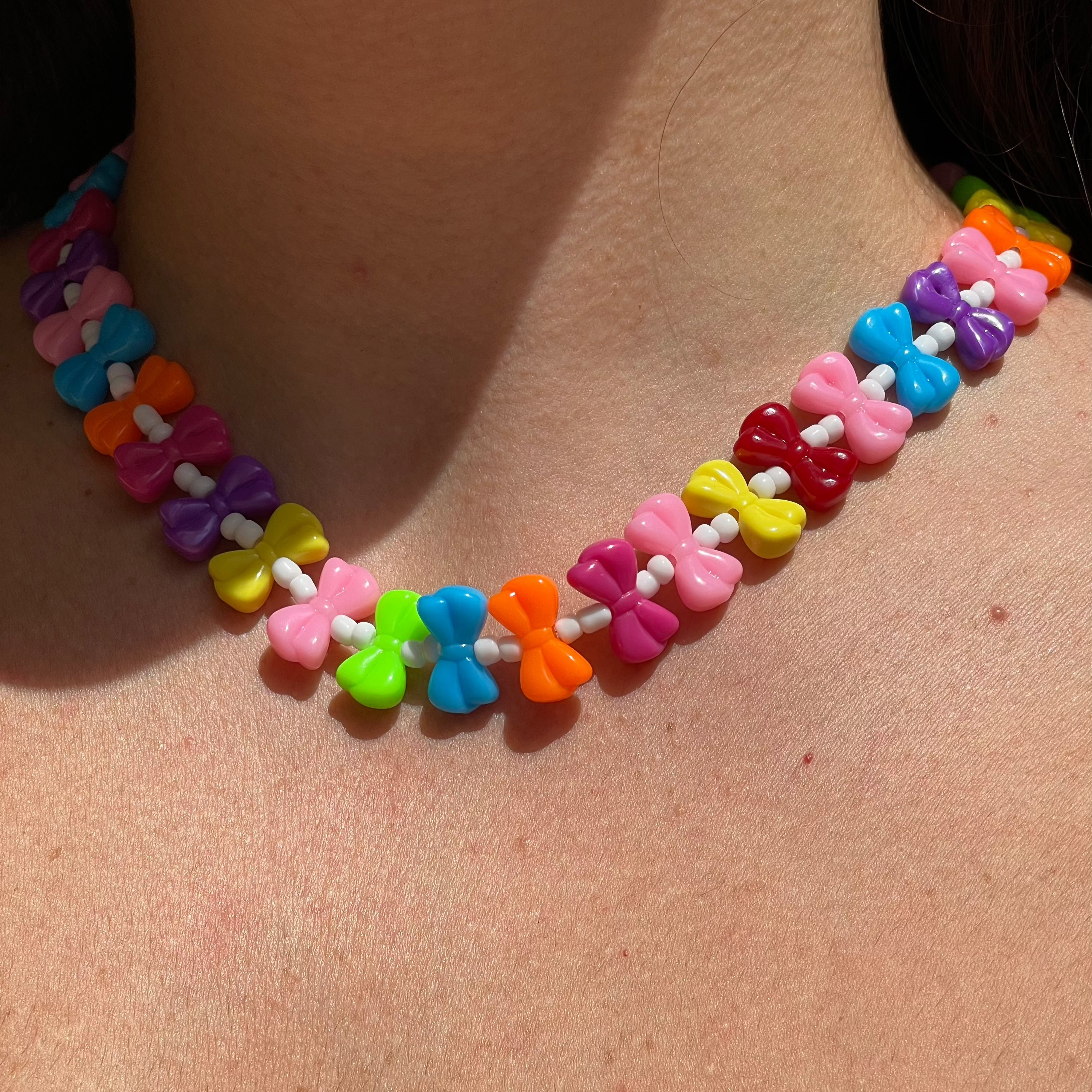 Collana con fiocchi colorati e perline