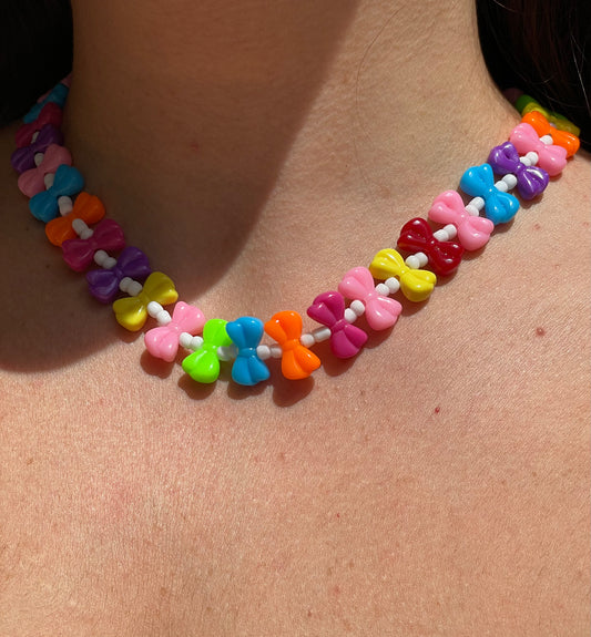 Collana con fiocchi colorati e perline