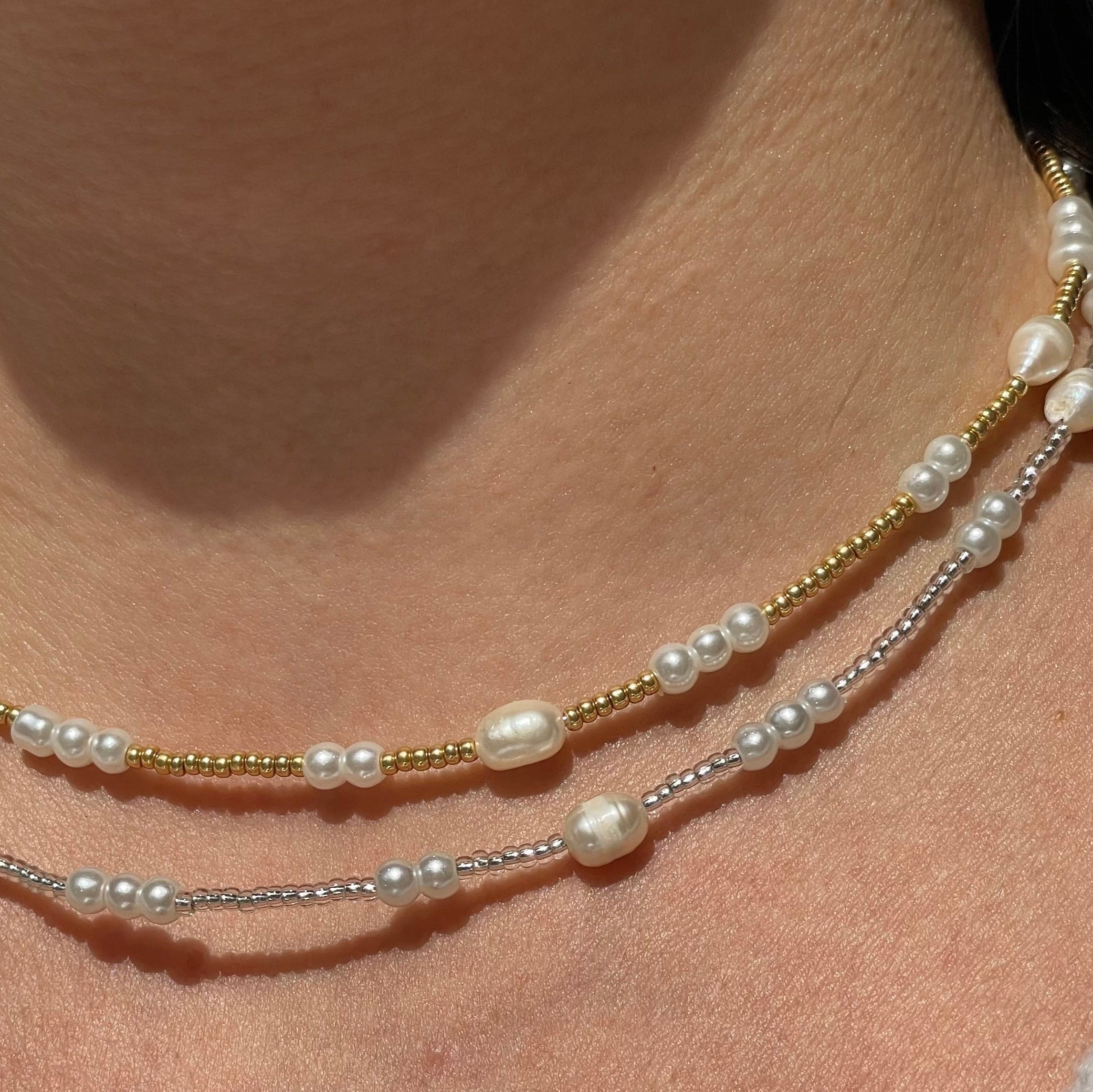 Collana con perle e perline in 2 colori