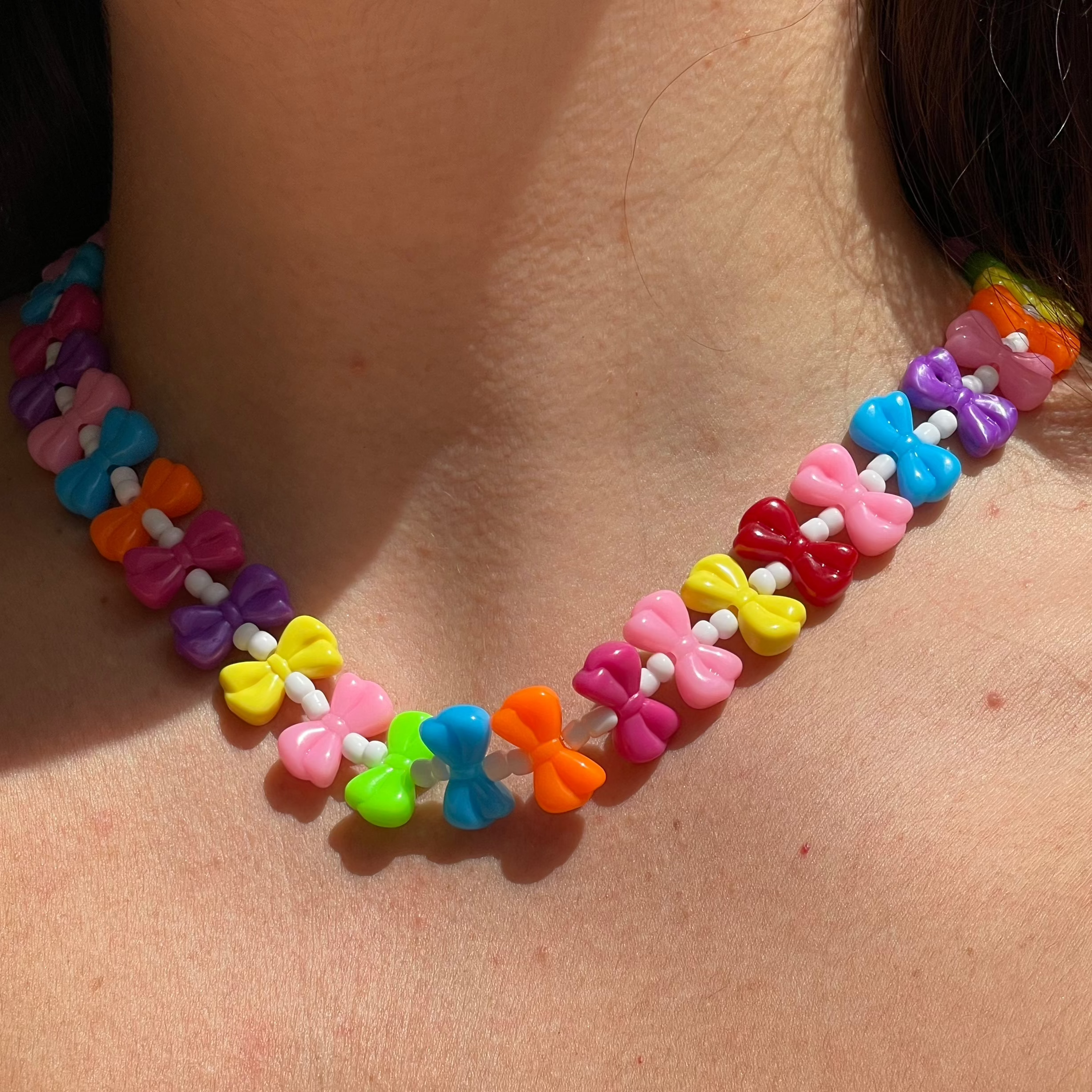 Collana con fiocchi colorati e perline