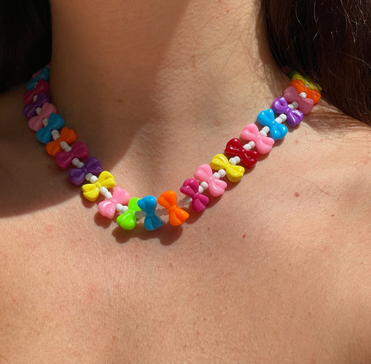 Collana con fiocchi colorati e perline