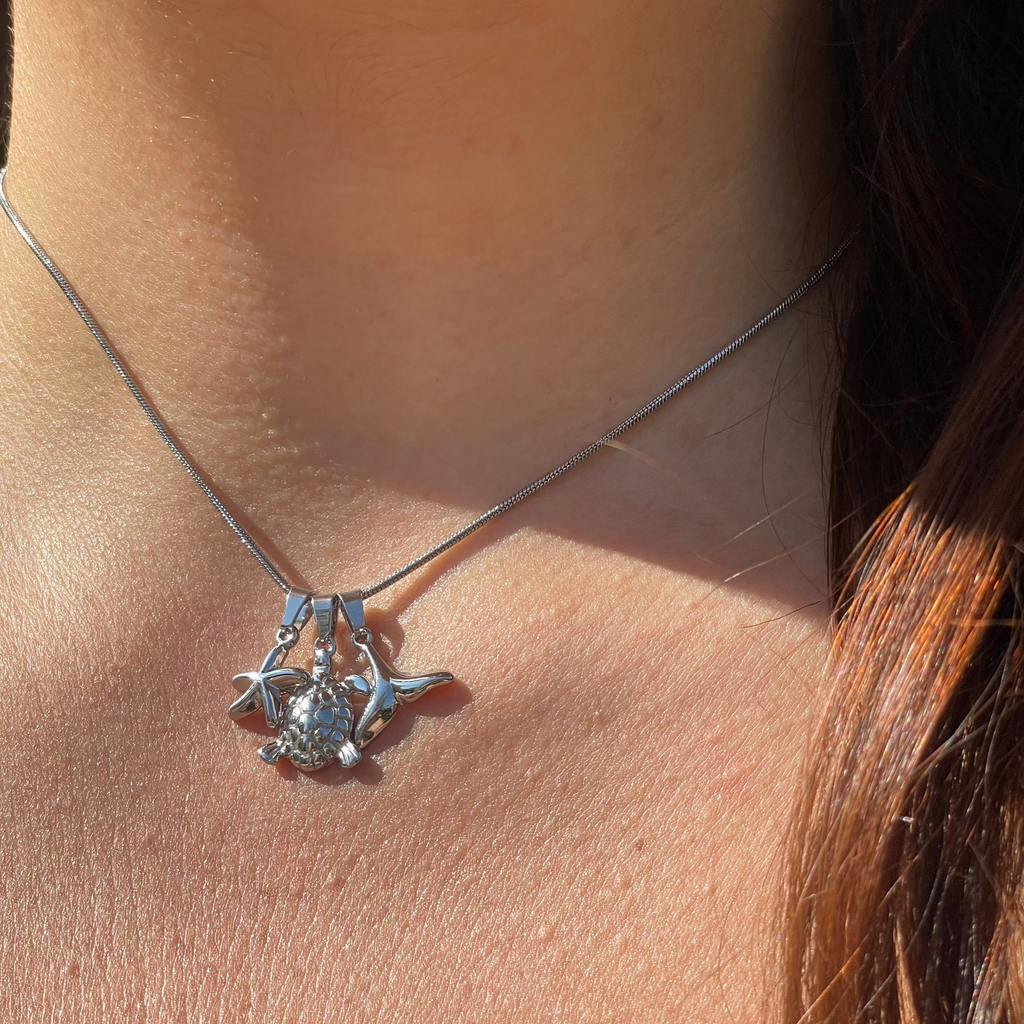 Collana con tartaruga, coda di balena e stella marina in 2 colori