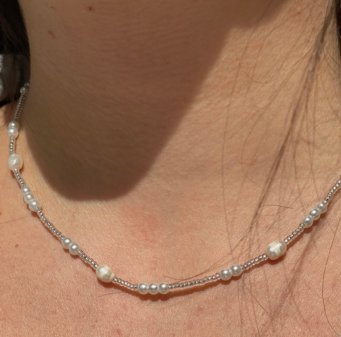 Collana con perle e perline in 2 colori