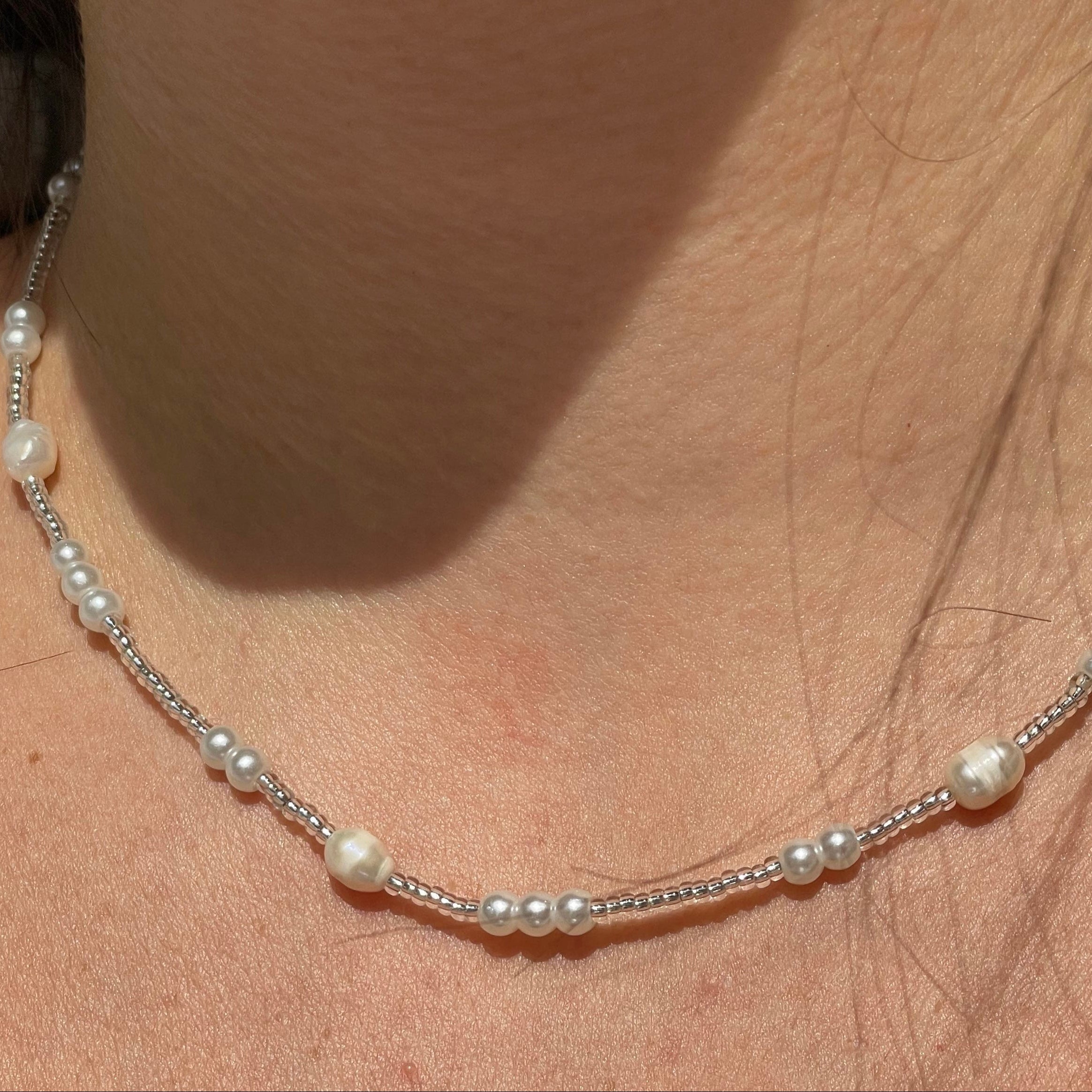 Collana con perle e perline in 2 colori
