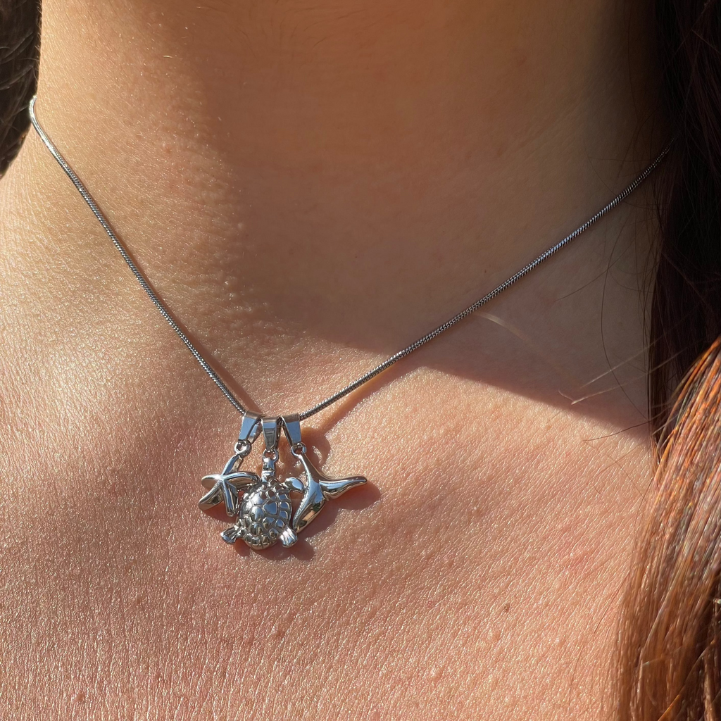 Collana con tartaruga, coda di balena e stella marina in 2 colori