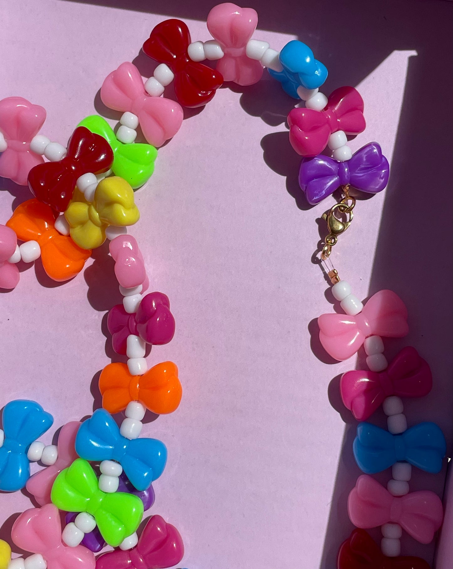 Collana con fiocchi colorati e perline