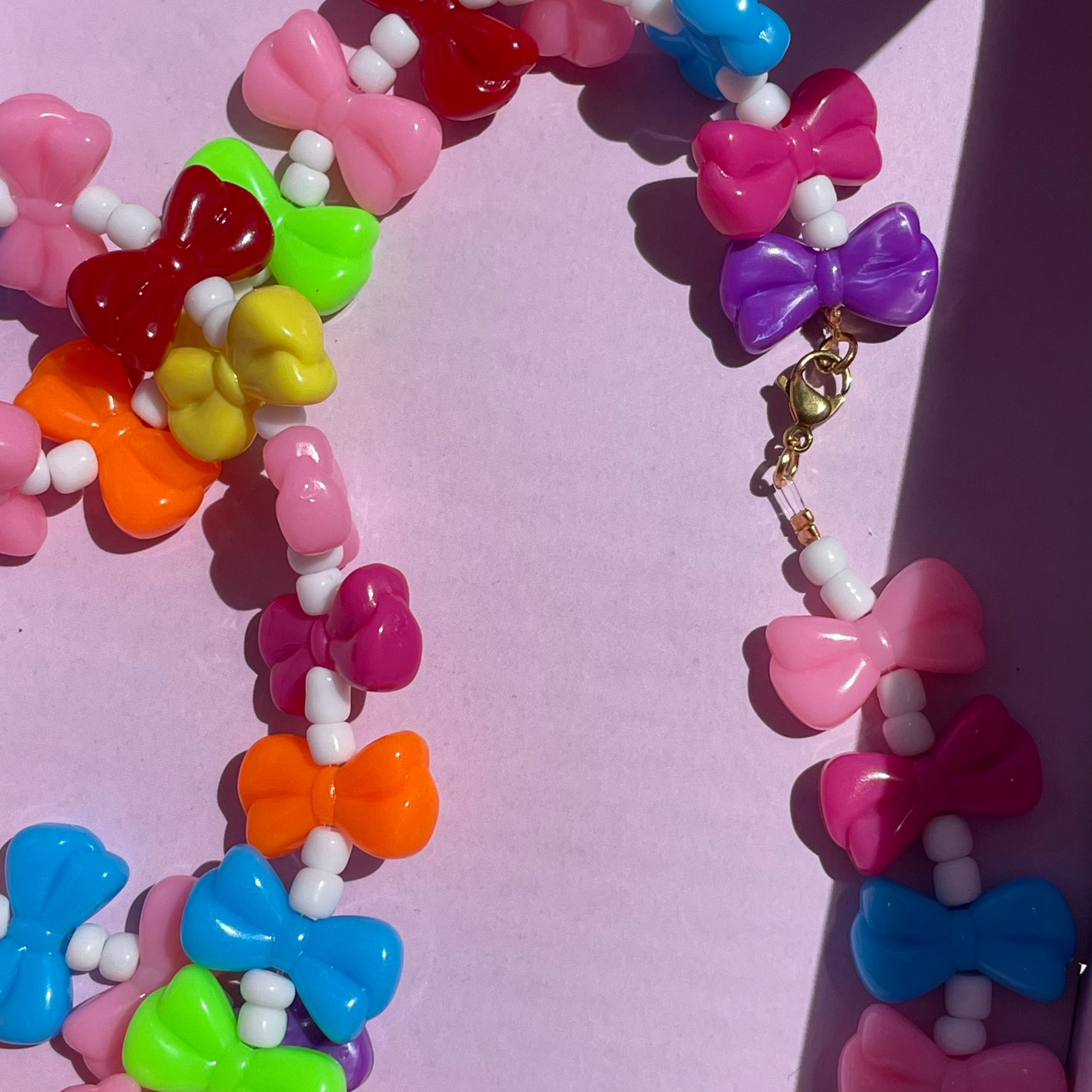 Collana con fiocchi colorati e perline
