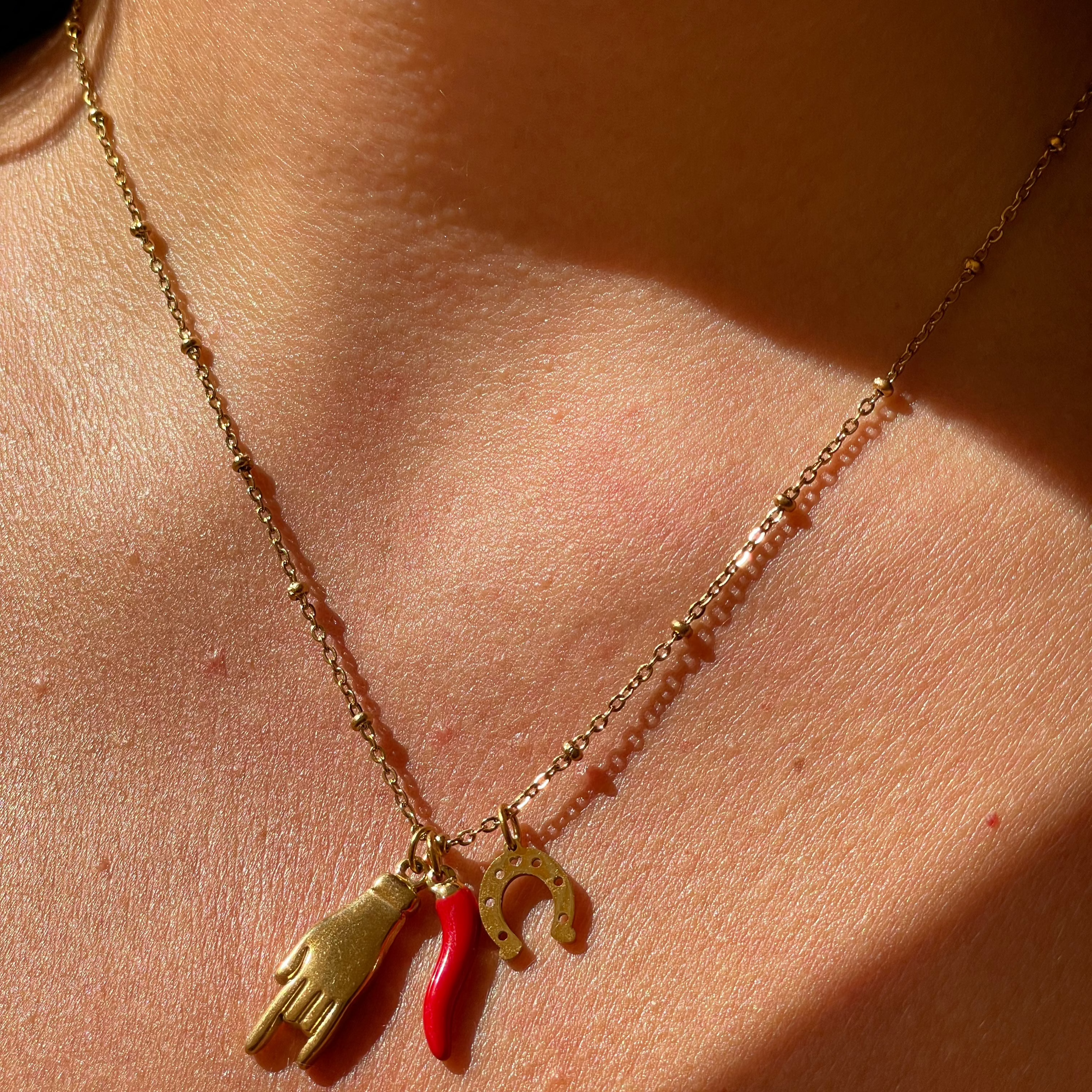 Collana portafortuna con corno, ferro di cavallo e corna in 2 colori