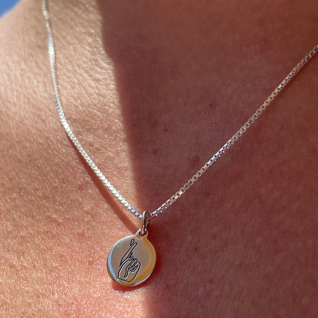 Collana dita incrociate di buona fortuna