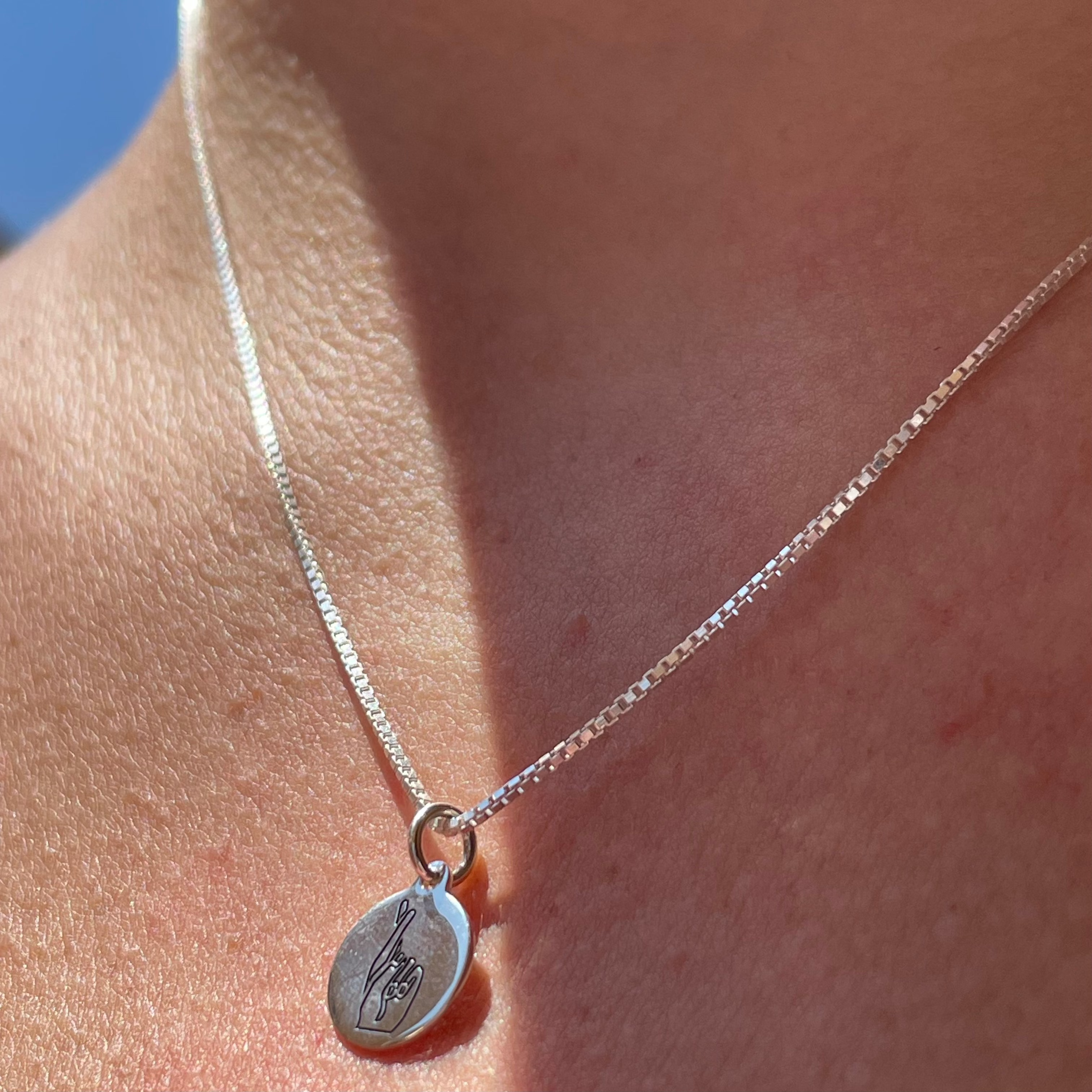 Collana dita incrociate di buona fortuna