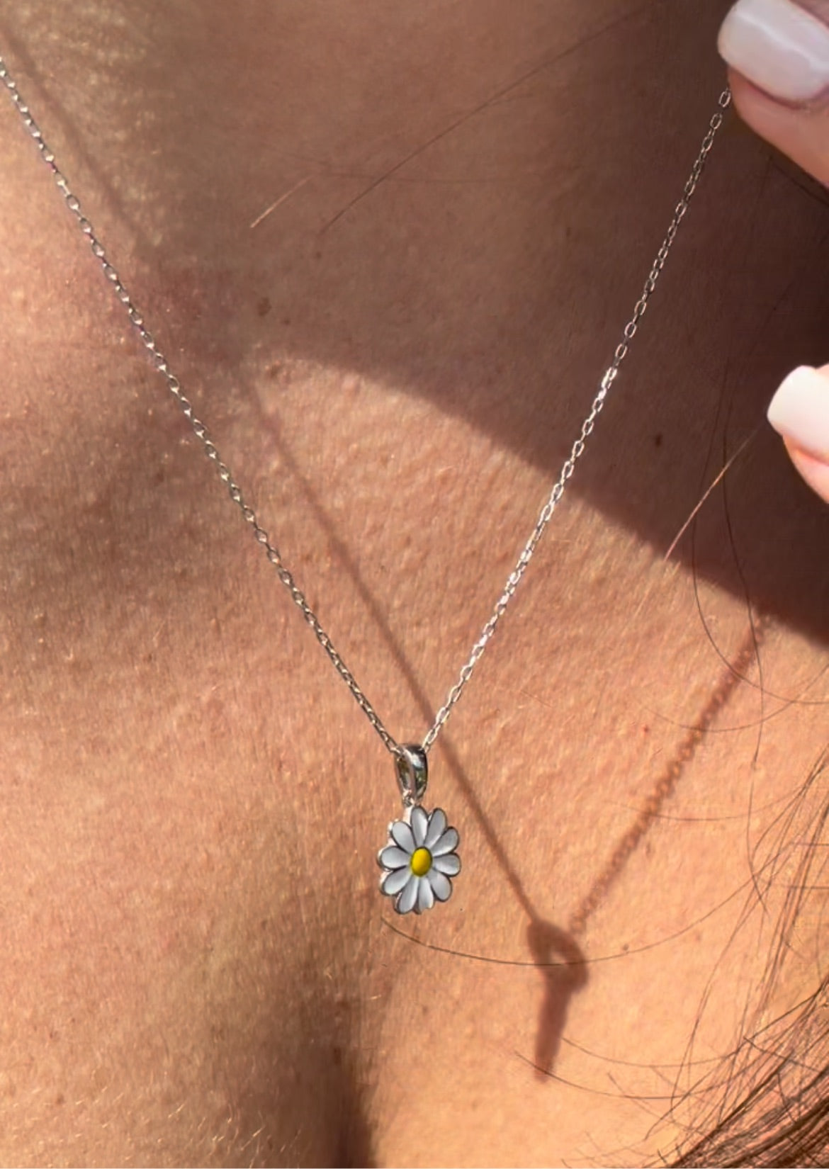Collana con margherita smaltata