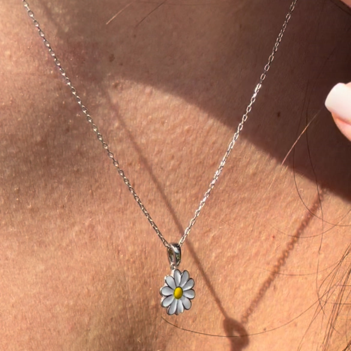Collana con margherita smaltata