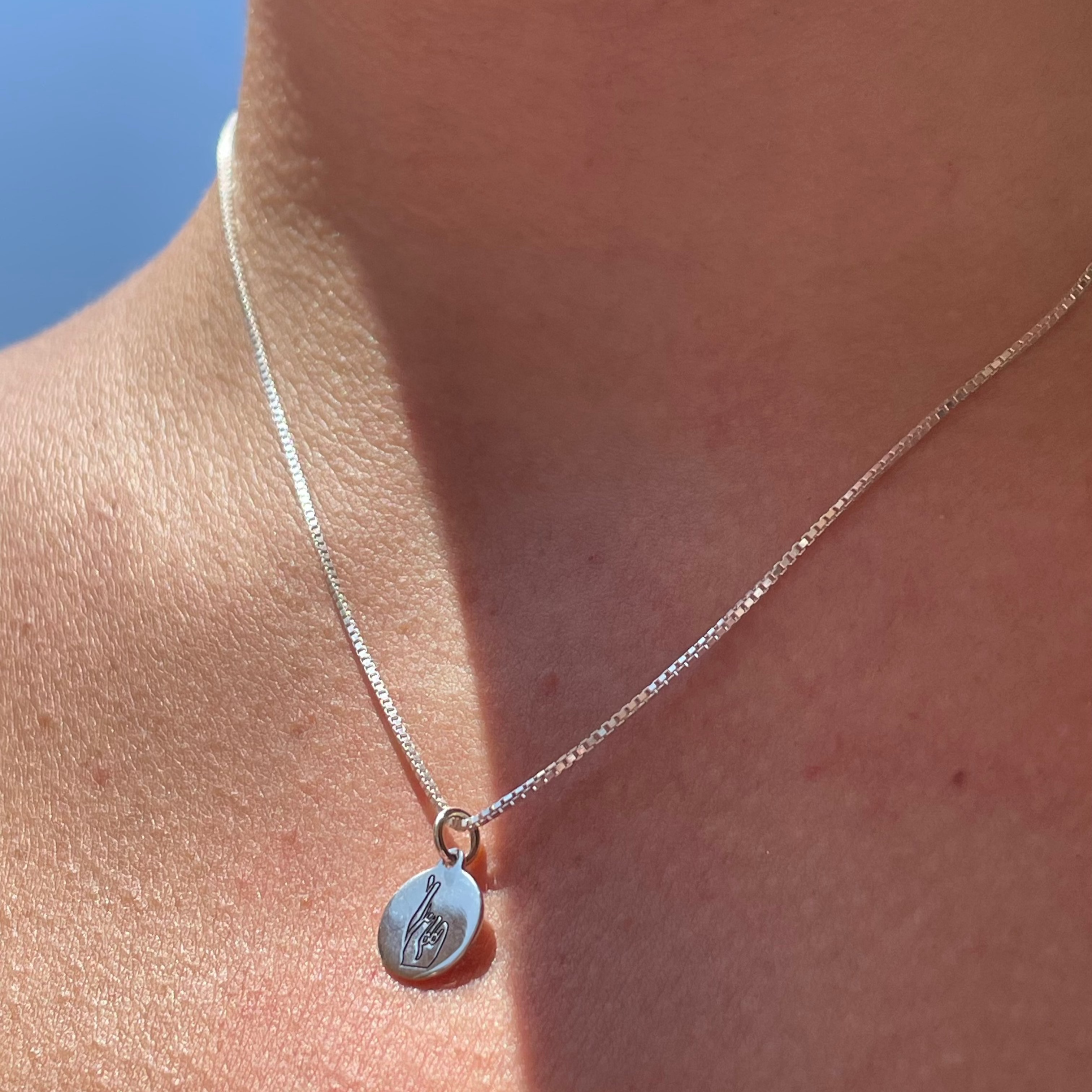 Collana dita incrociate di buona fortuna