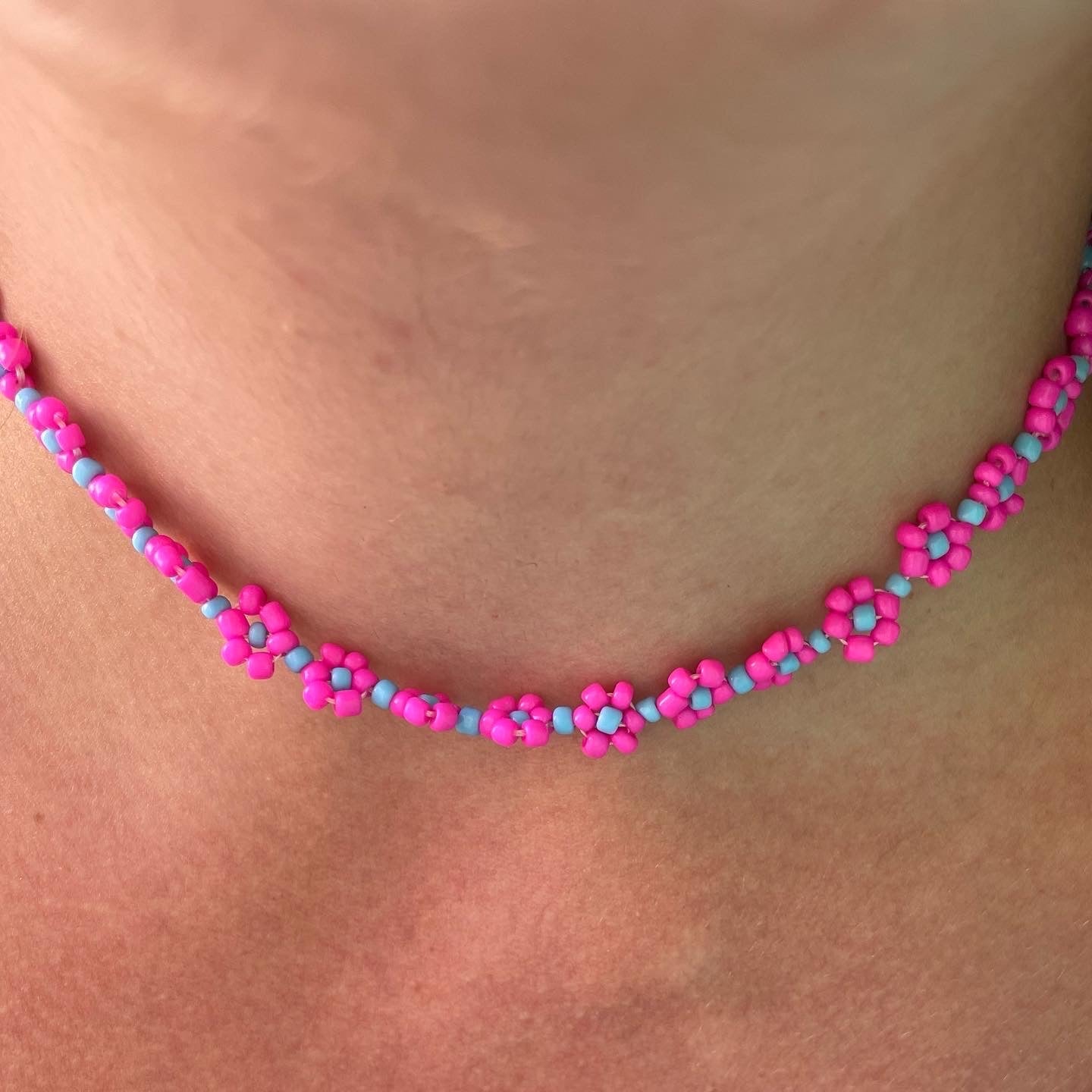 Collana con fiori in 3 colori