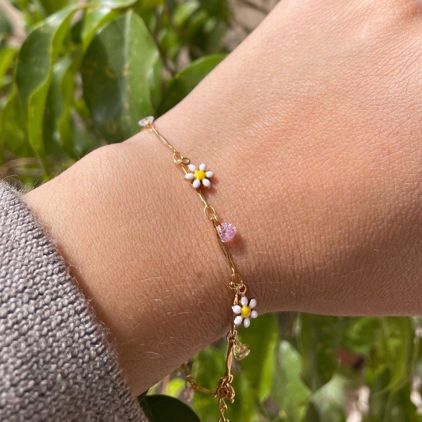 Bracciale con margherite bianche pendenti