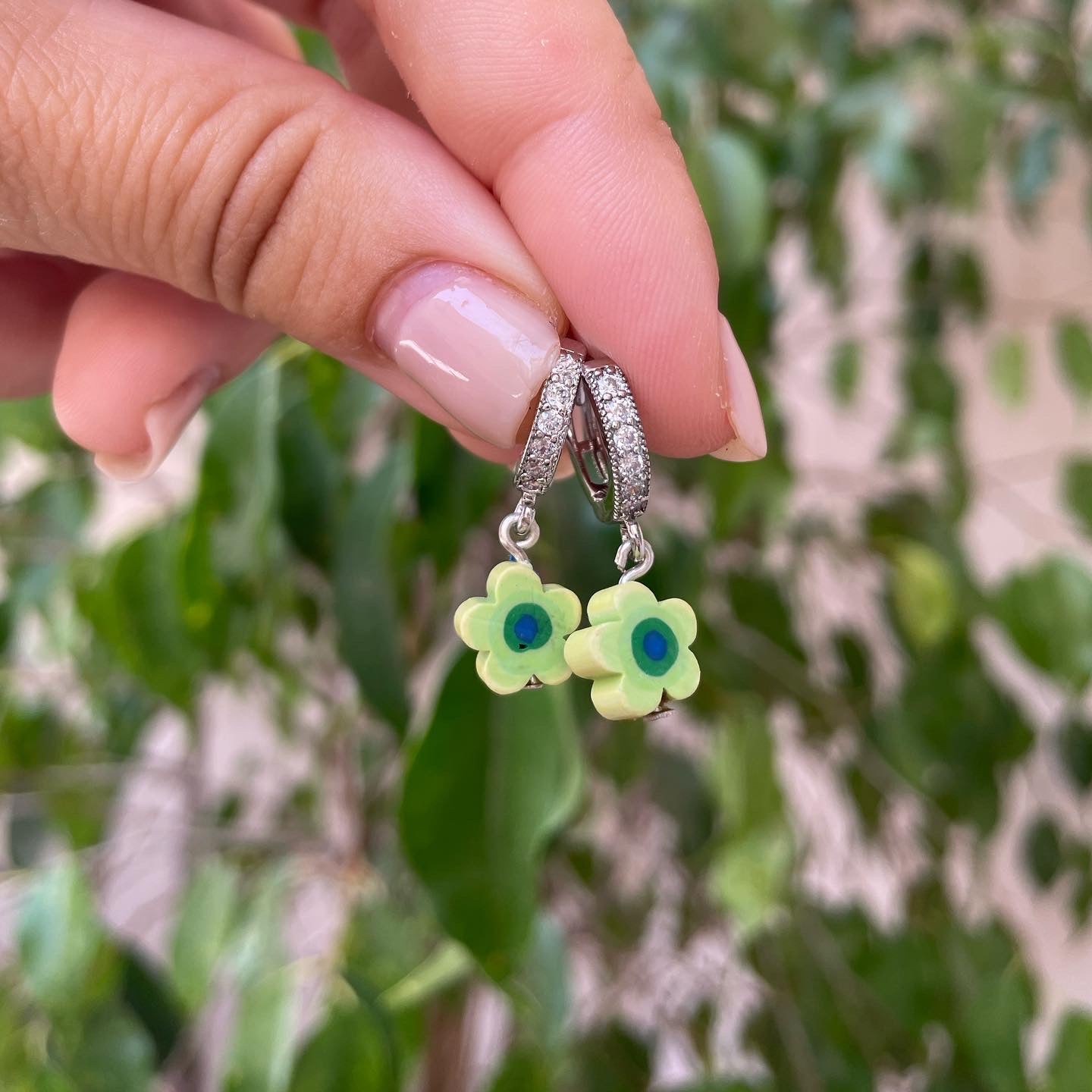 Orecchini con fiori in 8 colori