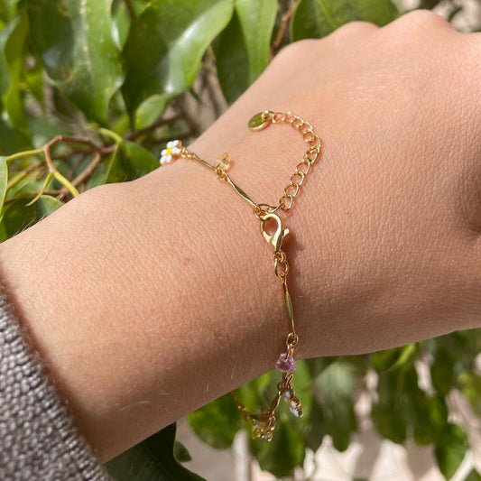Bracciale con margherite bianche pendenti