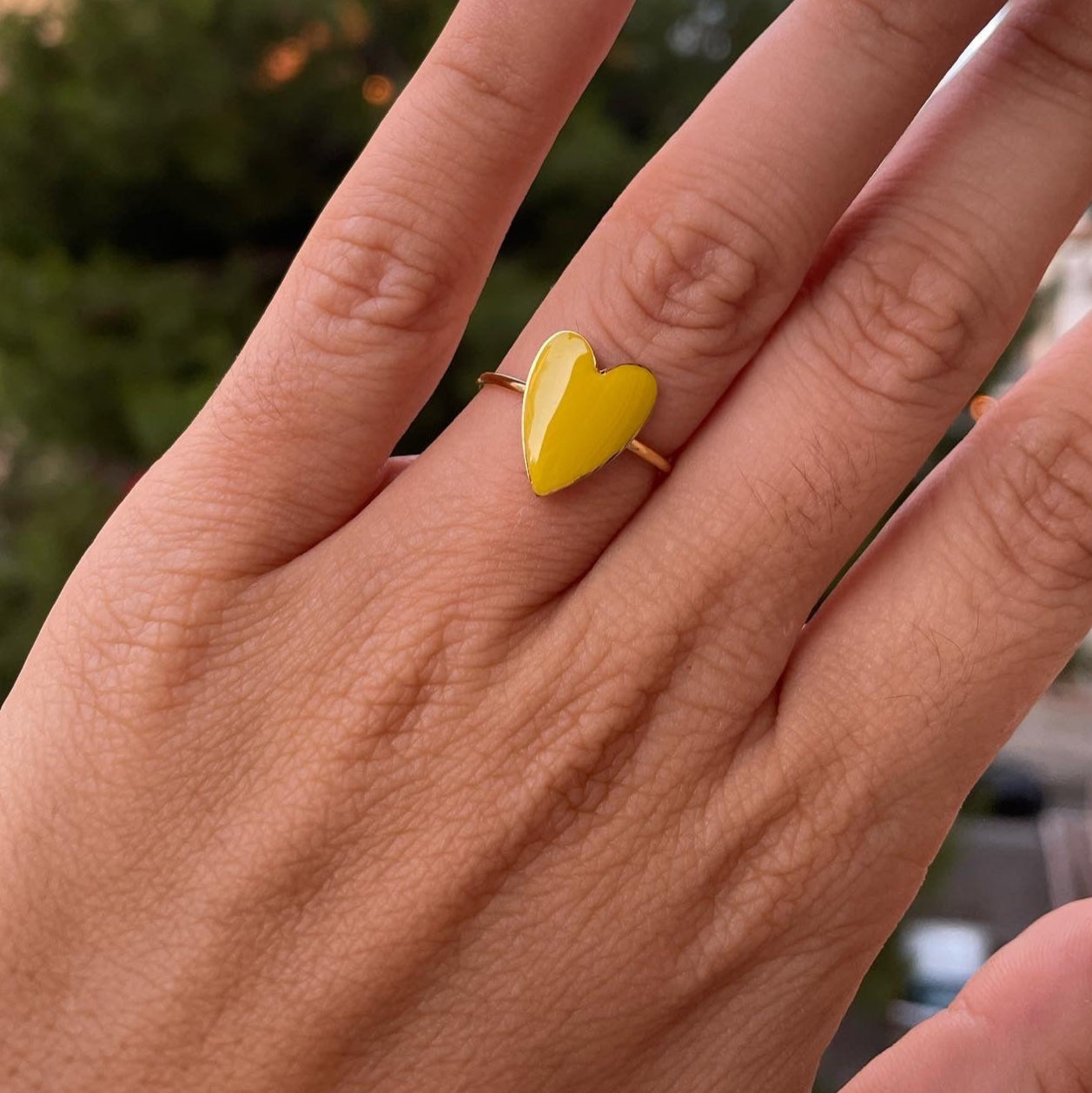 Anello a forma di cuore smaltato in 3 colori