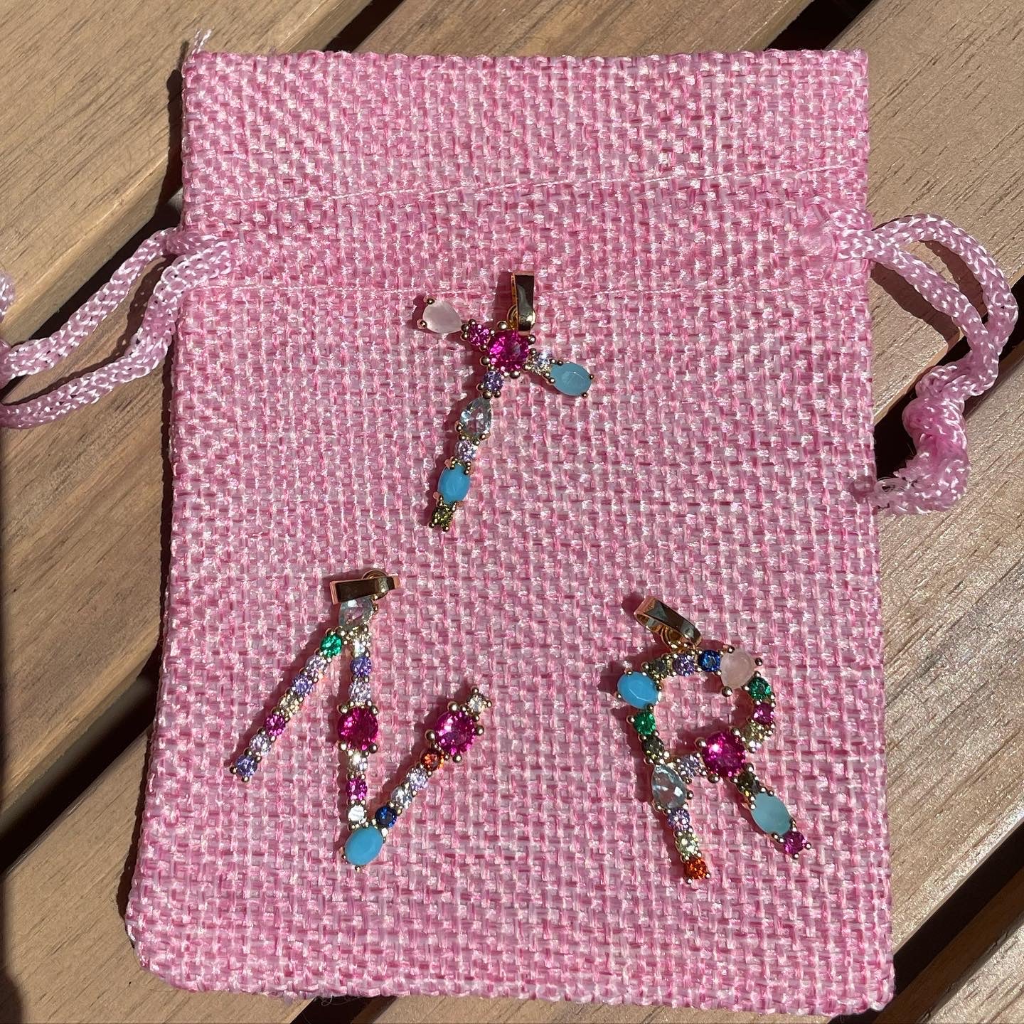 Collana lettera con pietre colorate