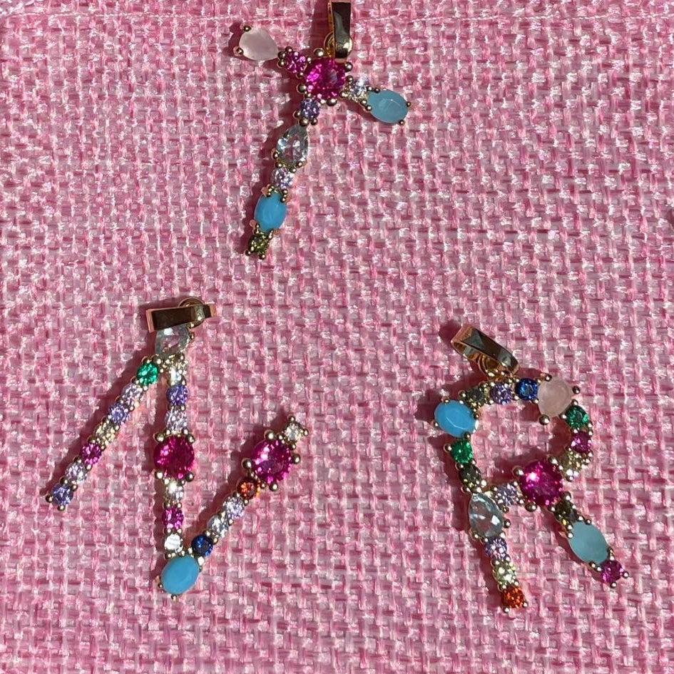Collana lettera con pietre colorate