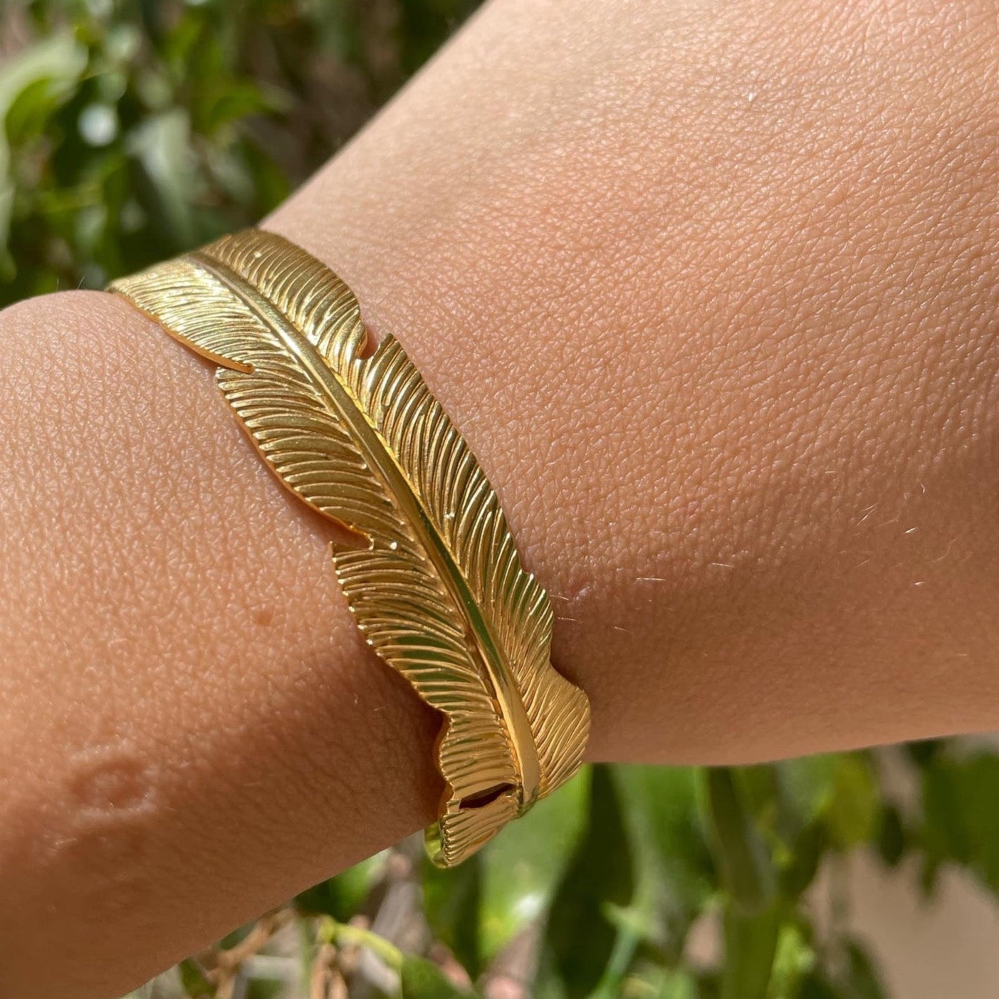 Bracciale rigido con piuma